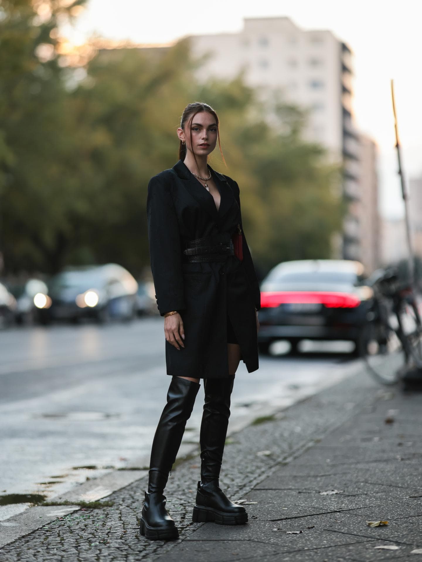 Overknee Stiefel mit Blazerkleid