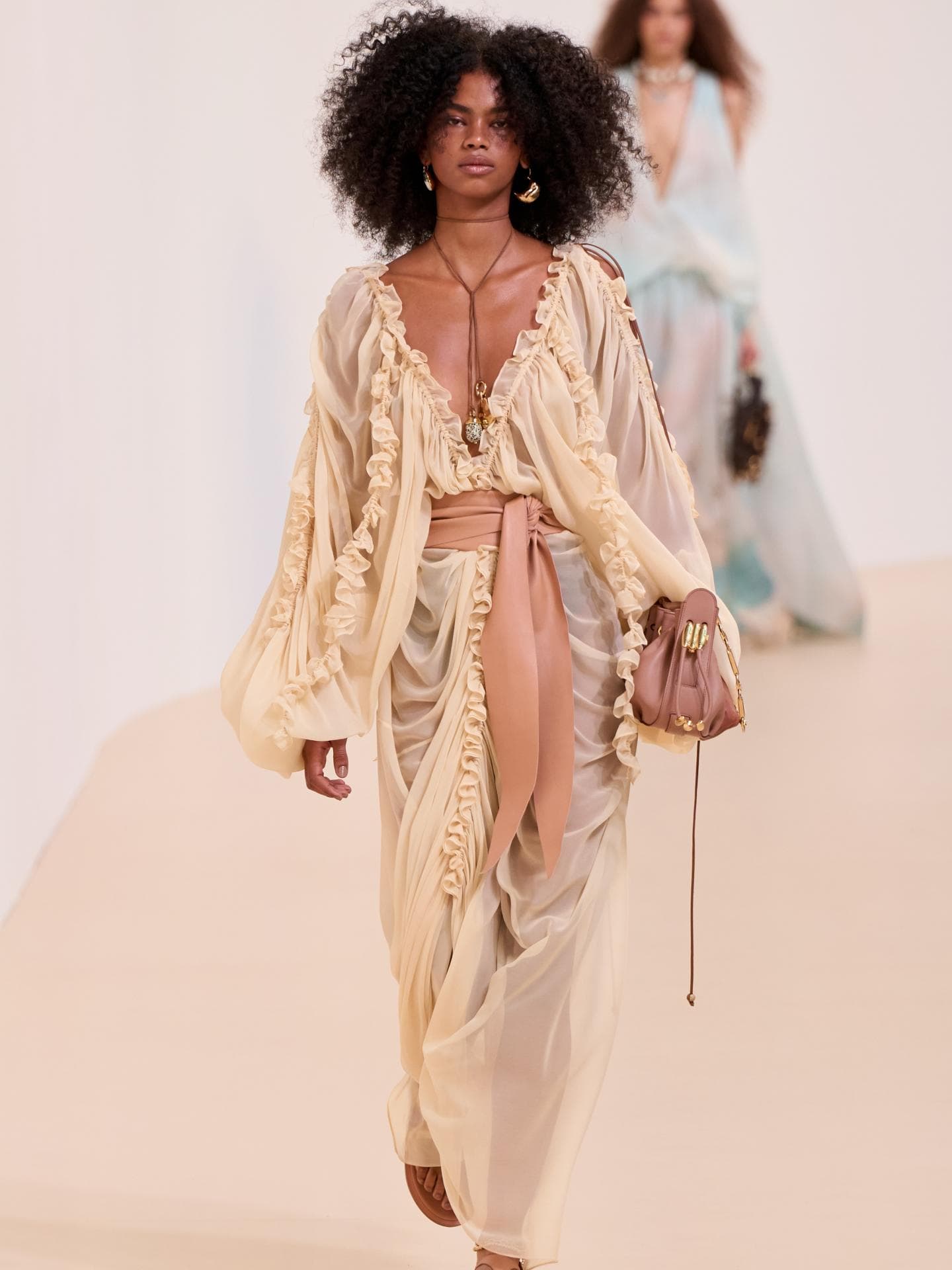 Paris Fashion Week: Die größten Mode-Trends für Frühjahr/ Sommer 2025 Model bei Zimmermann
