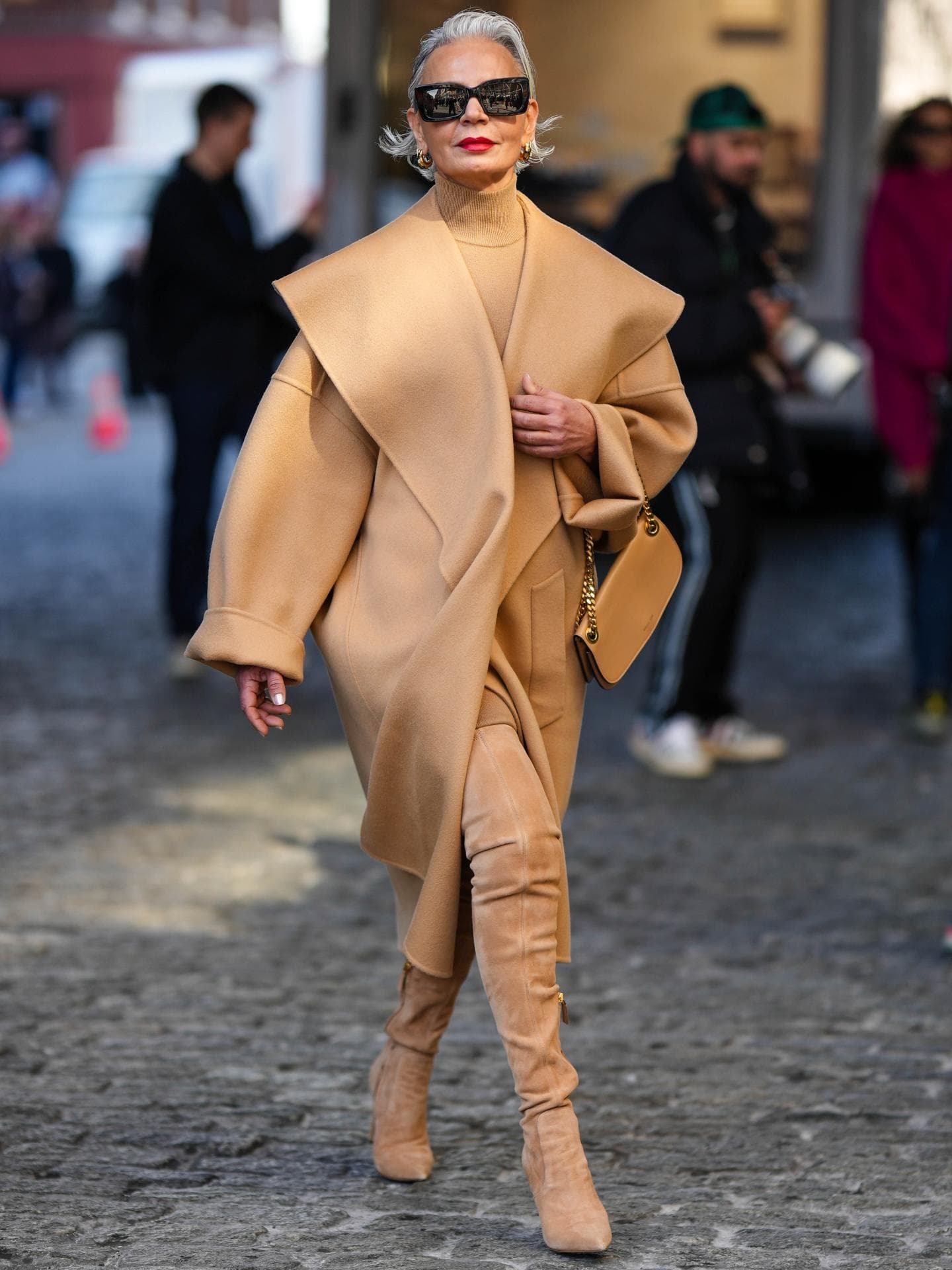 Grece Ghanem in Overknees