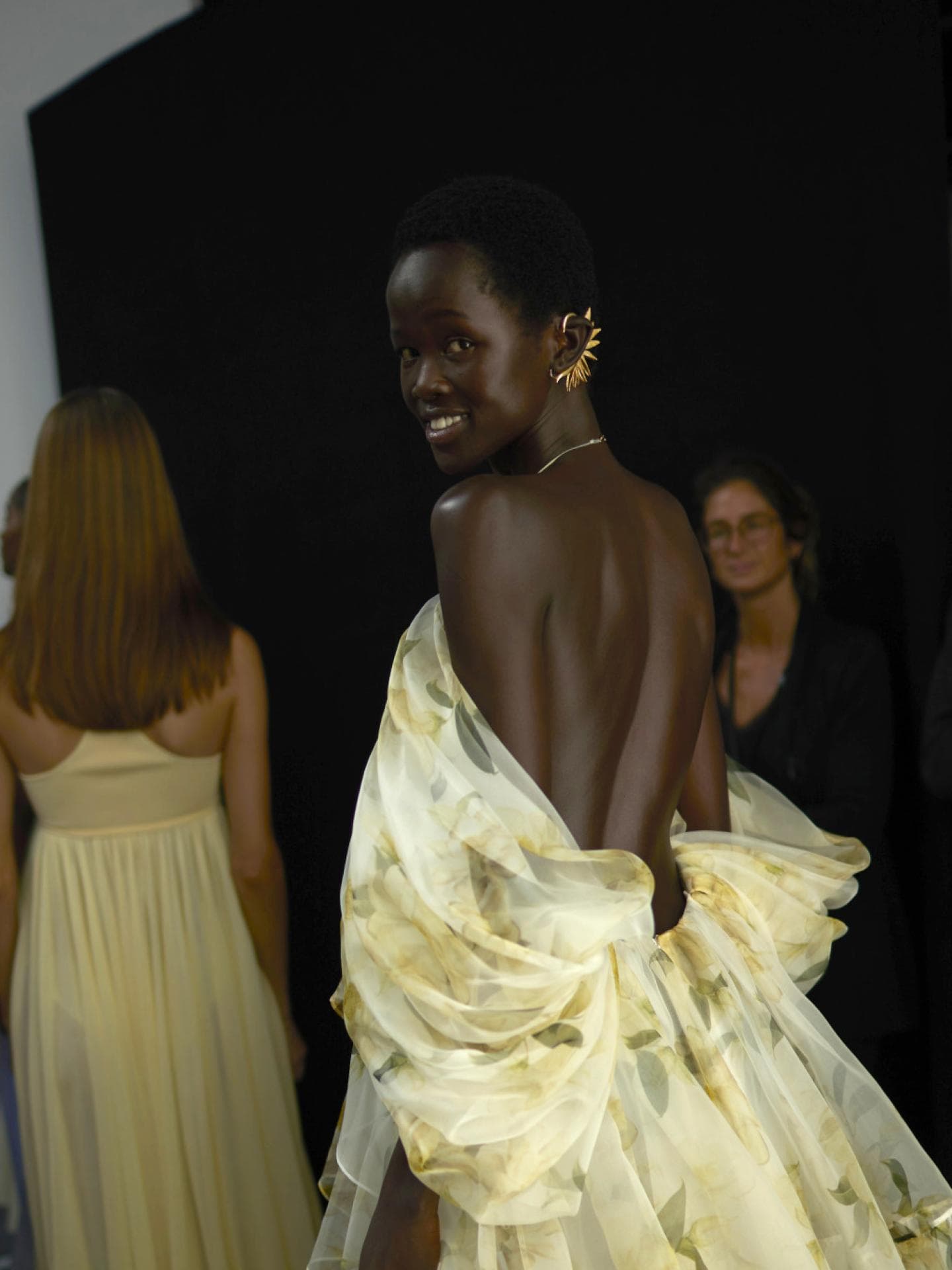 Model mit strahlender Haut