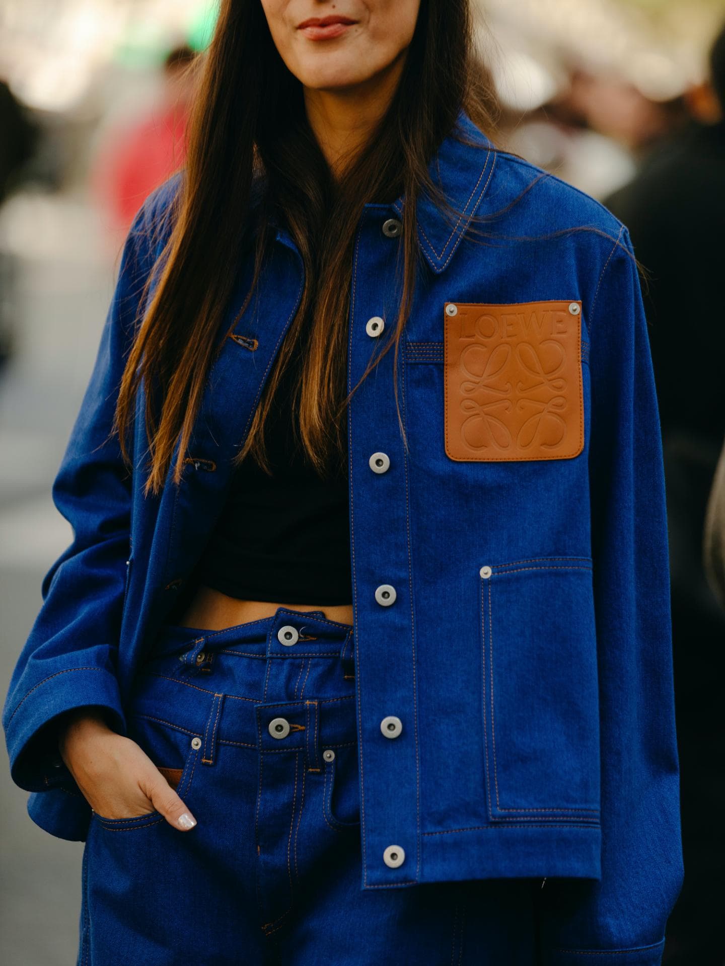 Frau in Jeans-Look