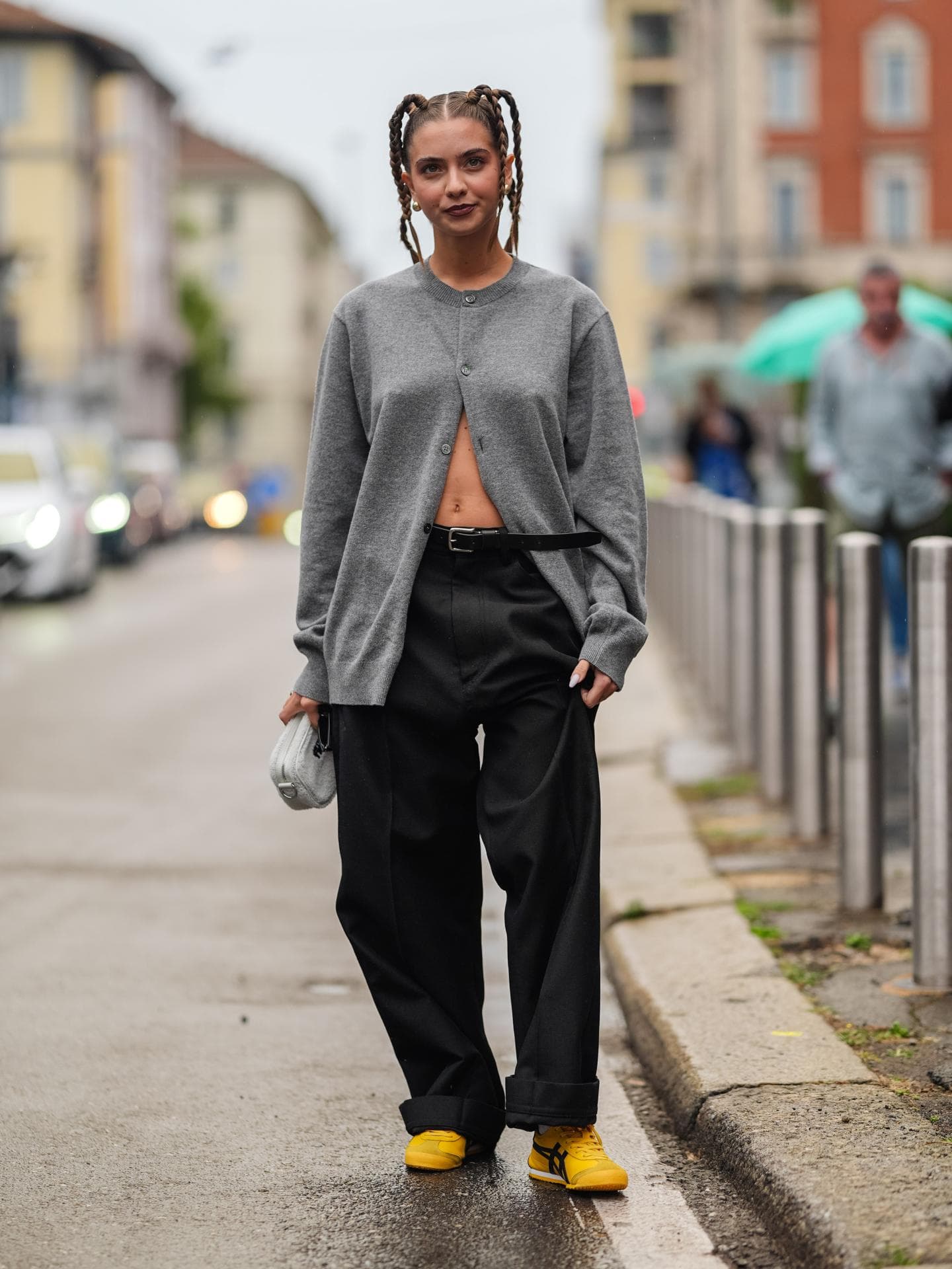 Gelbe Sneaker gestylt