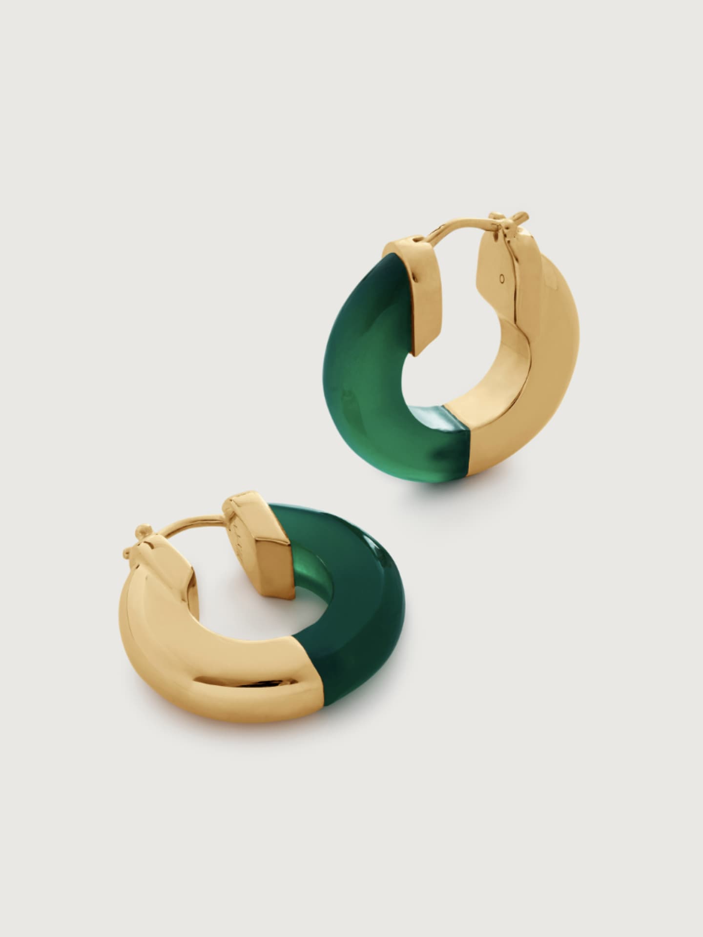 Hoop-Ohrringe mit grünem Onyx von Monica Vinader