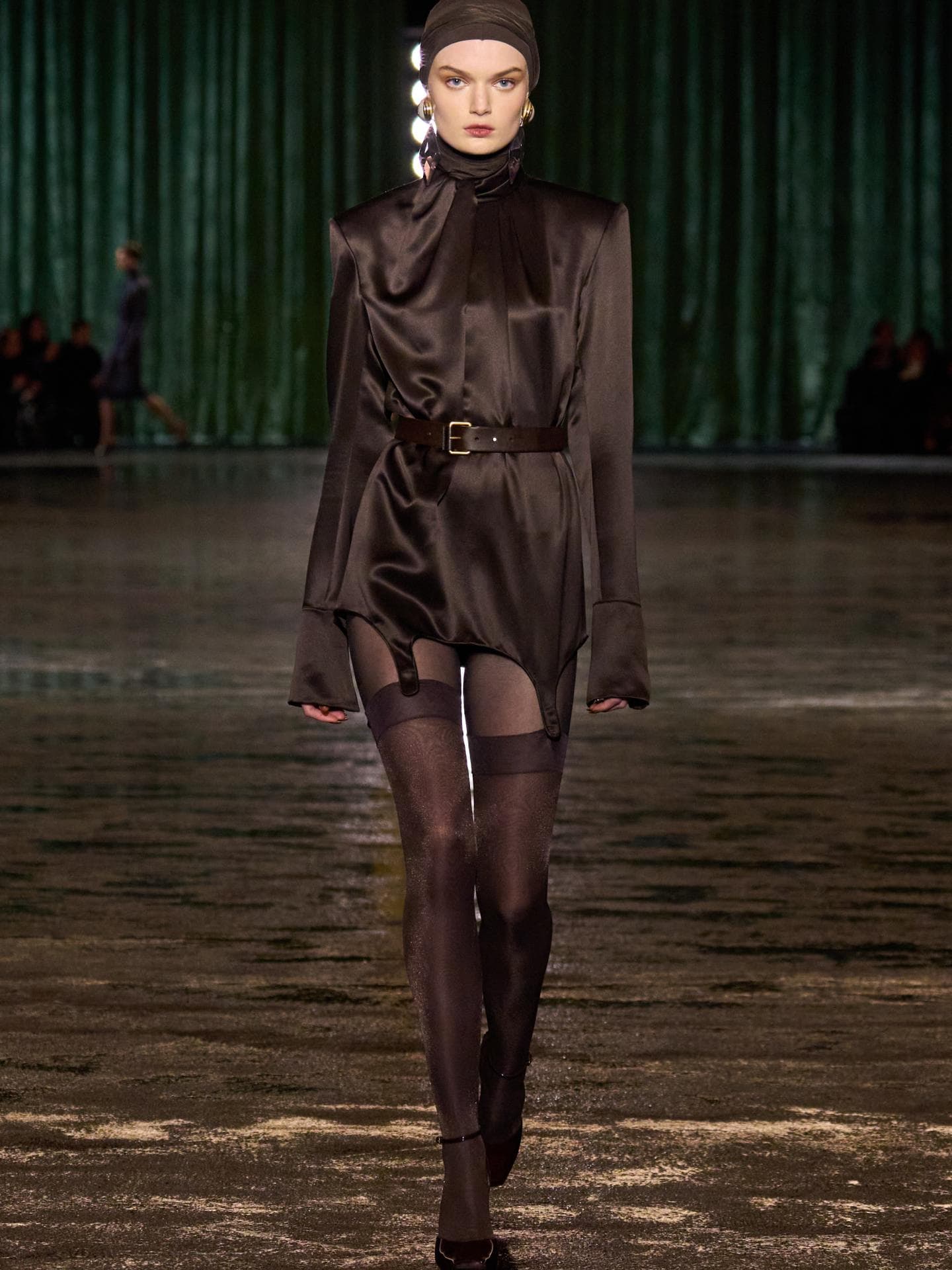 Brauner Look bei Saint Laurent