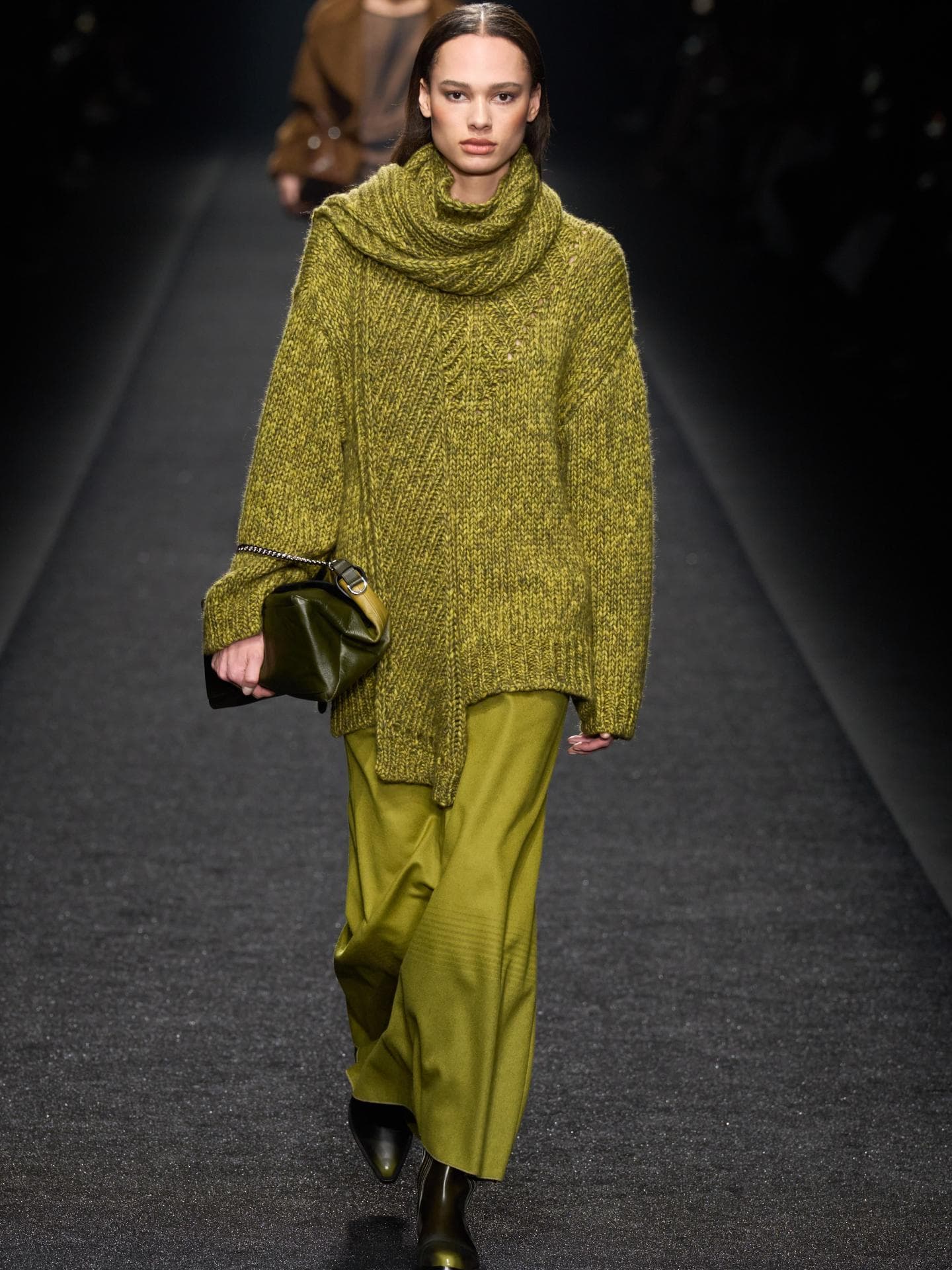 Strickpullover brauchen im Herbst 2024 dieses eine Mode-Detail Runway-Look