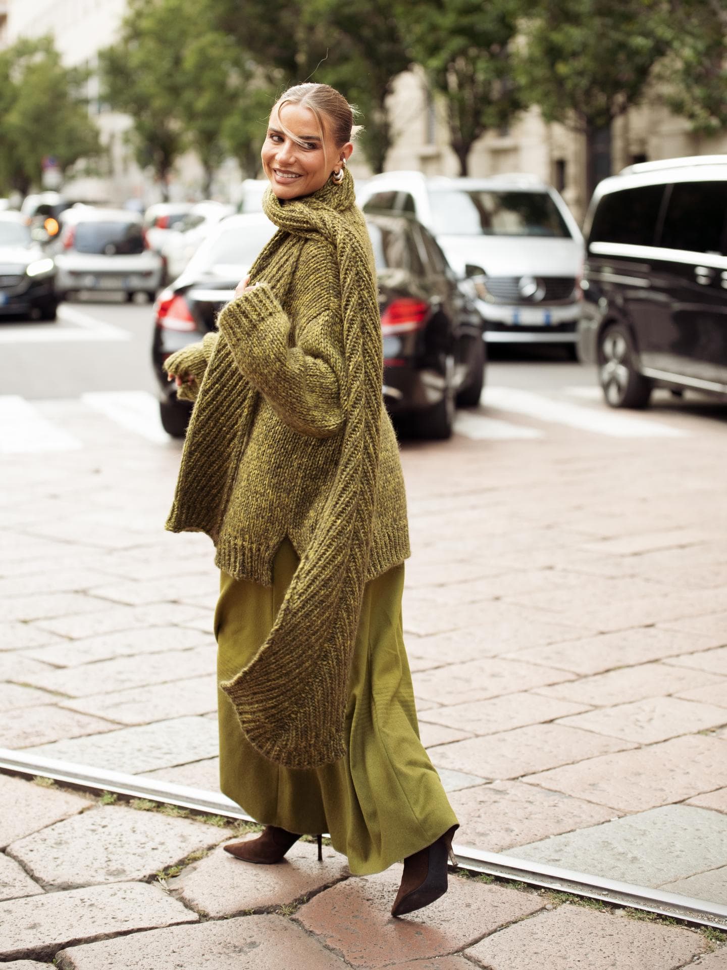 Strickpullover brauchen im Herbst 2024 dieses eine Mode-Detail Streetstyle