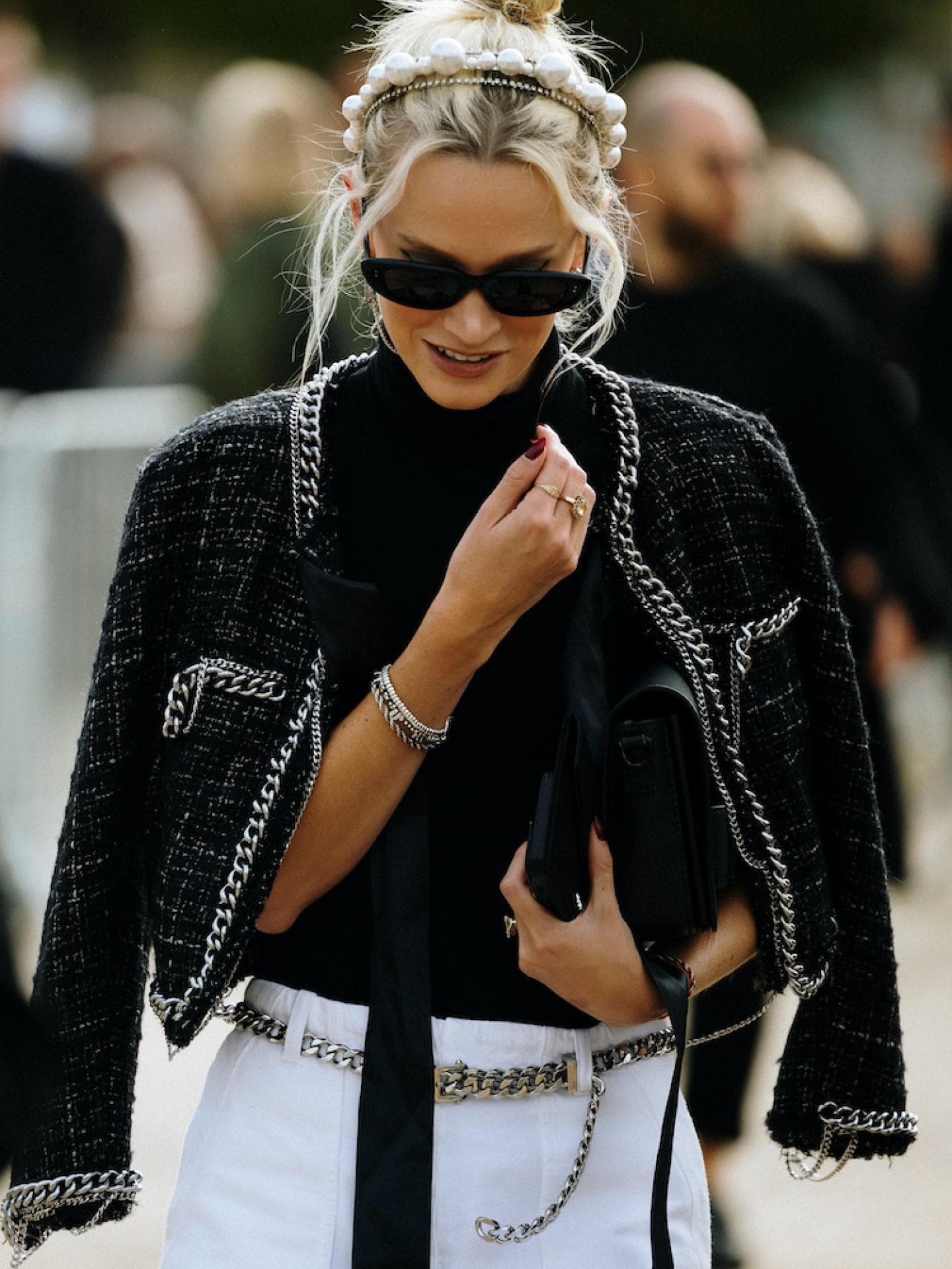 Frau mit Boucle-Jacke