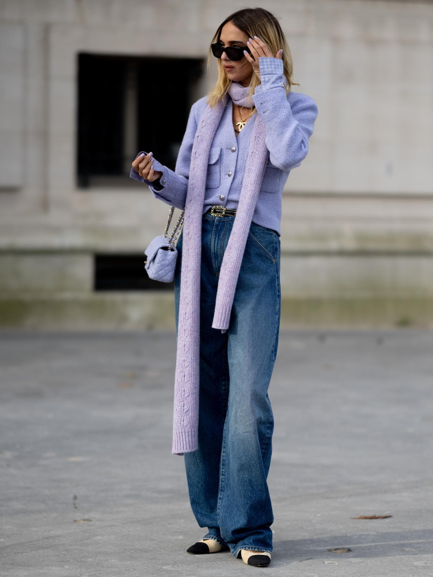 Frau mit Wide Leg Jeans