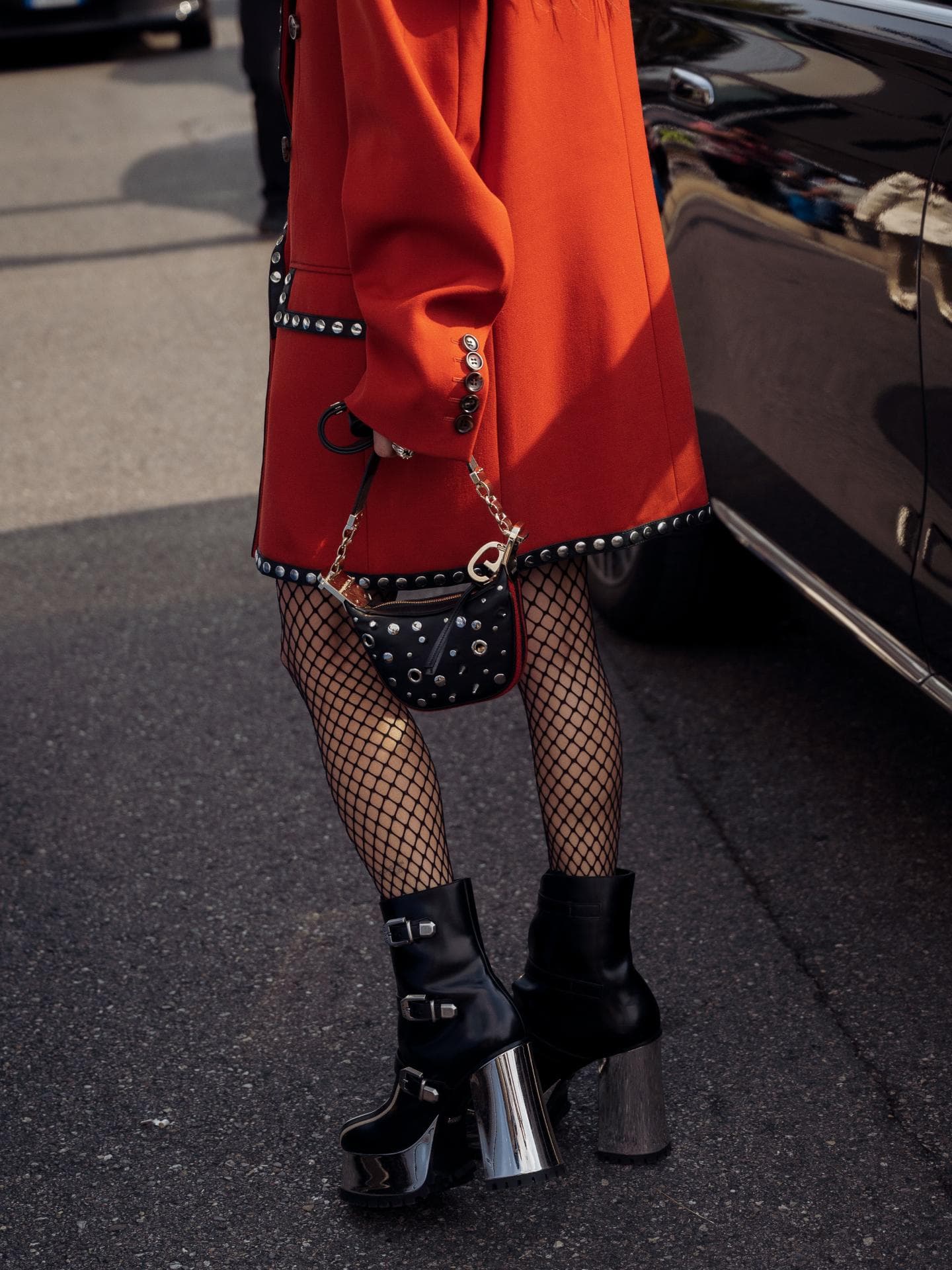 Frau mit Netzstrumpfhose und Heels