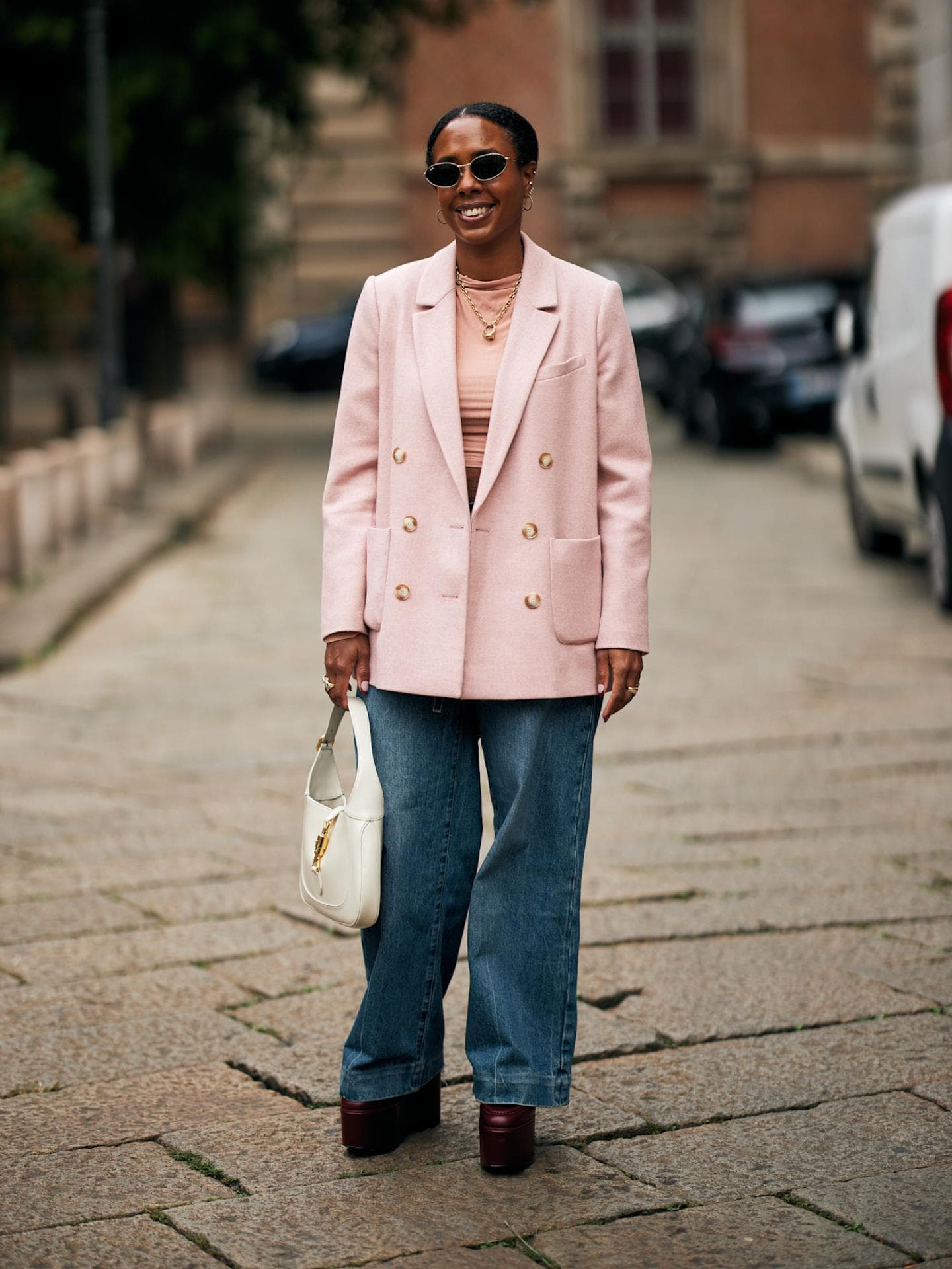 Frau mit Blazer in Puderrosa