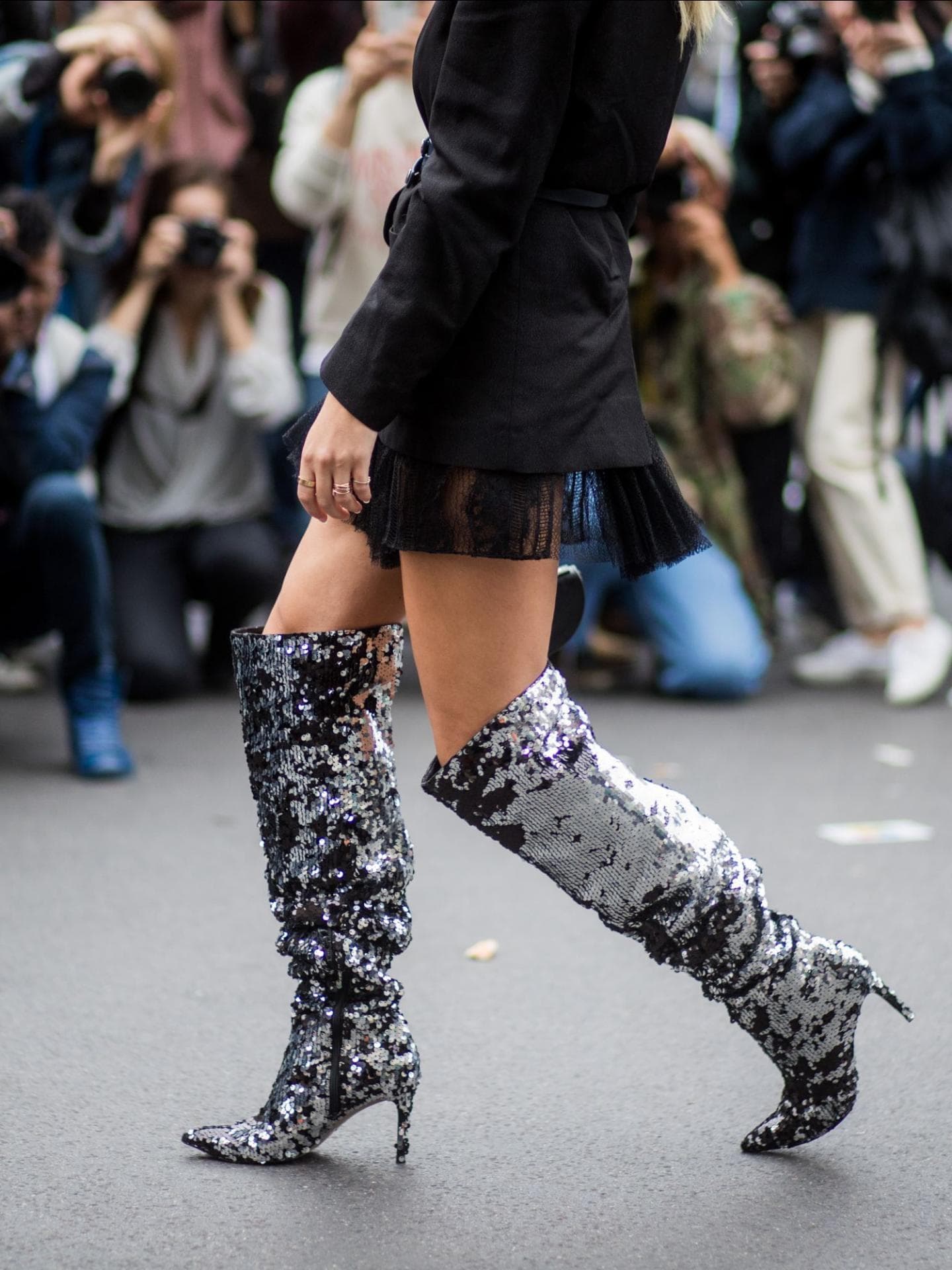 Weihnachtsoutfit, das schlanker macht Hohe Stiefel