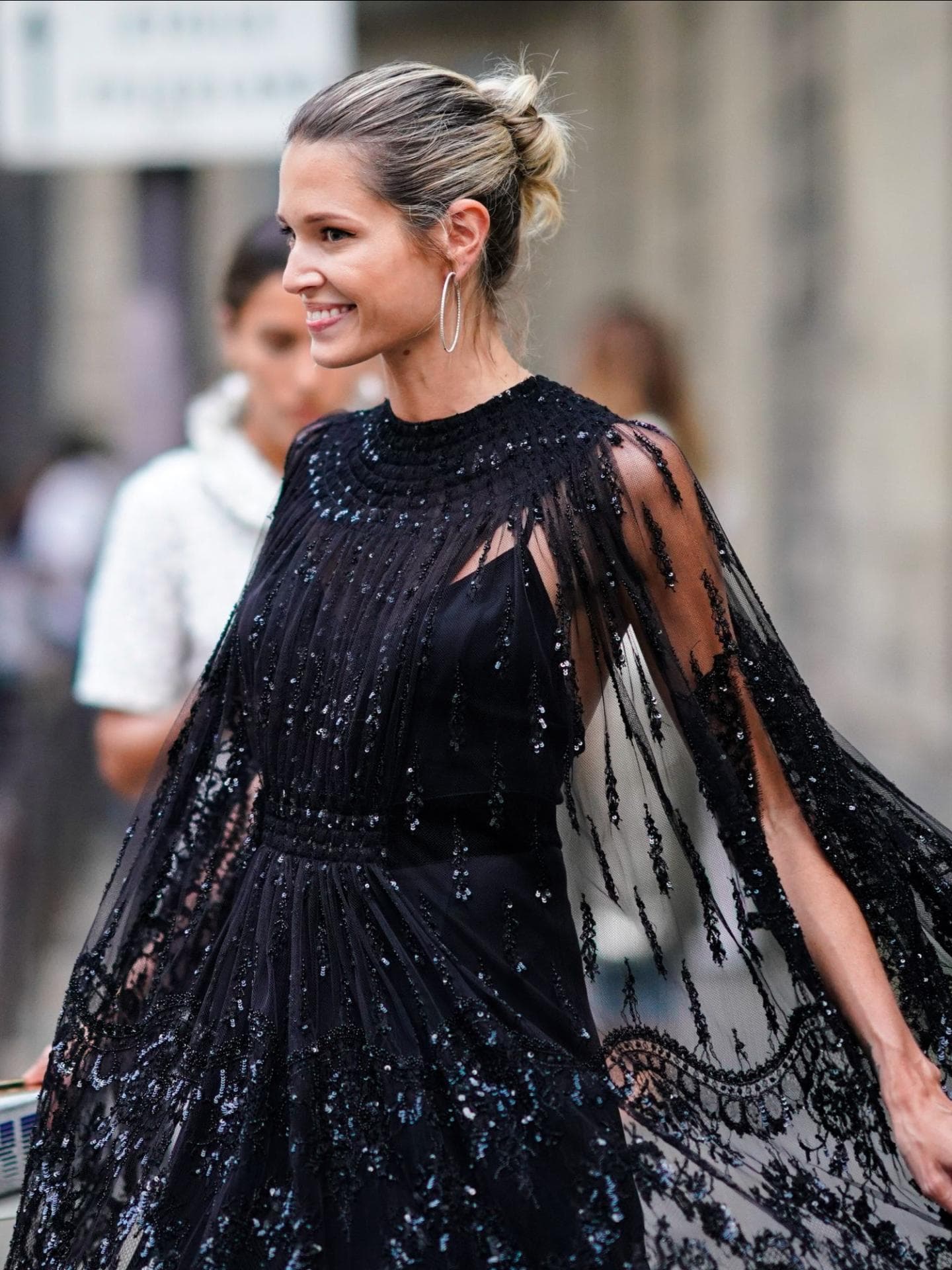 Weihnachtsoutfit, das schlanker macht Pailletten-Kleid