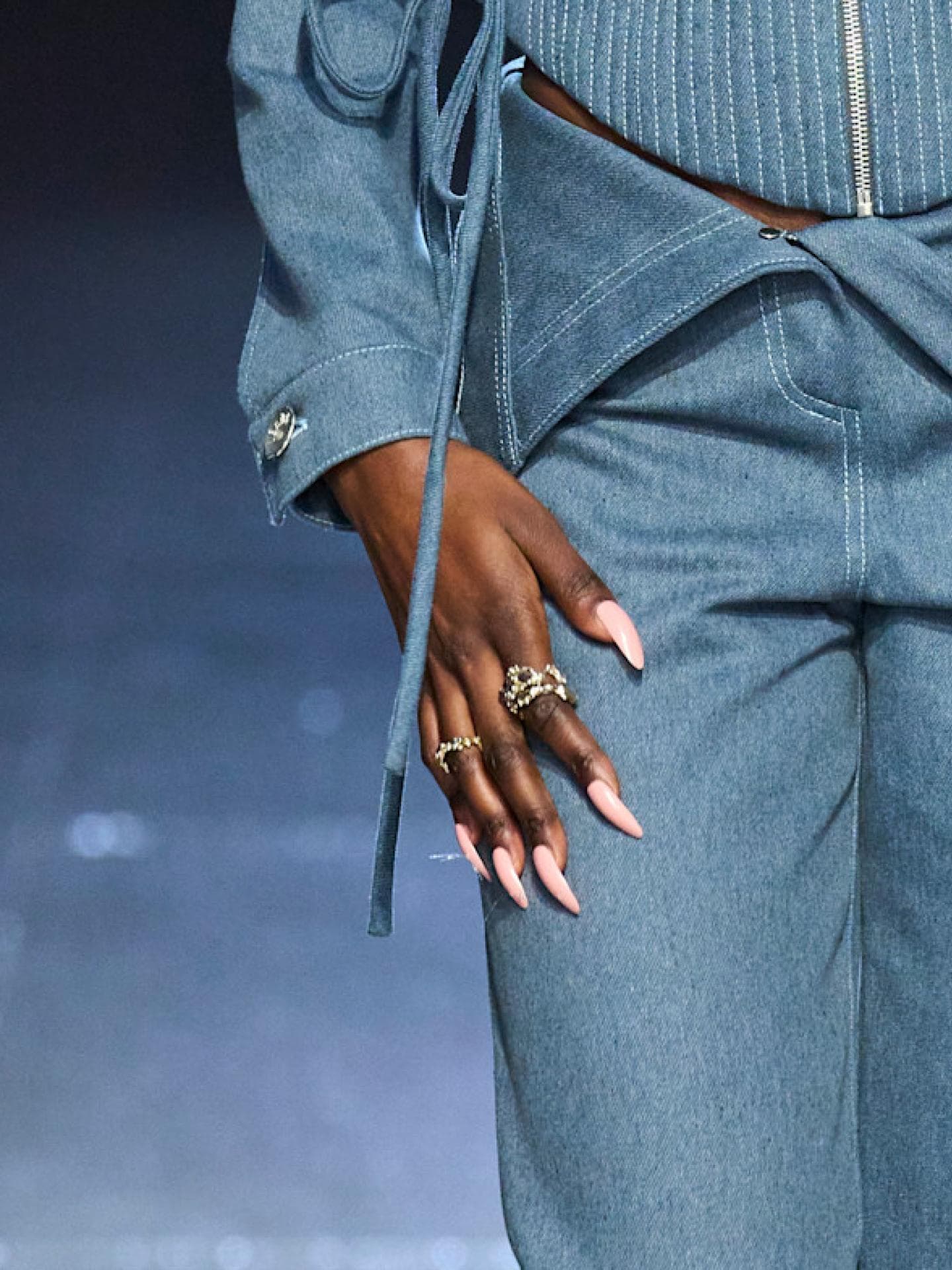Nagellack und Jeans