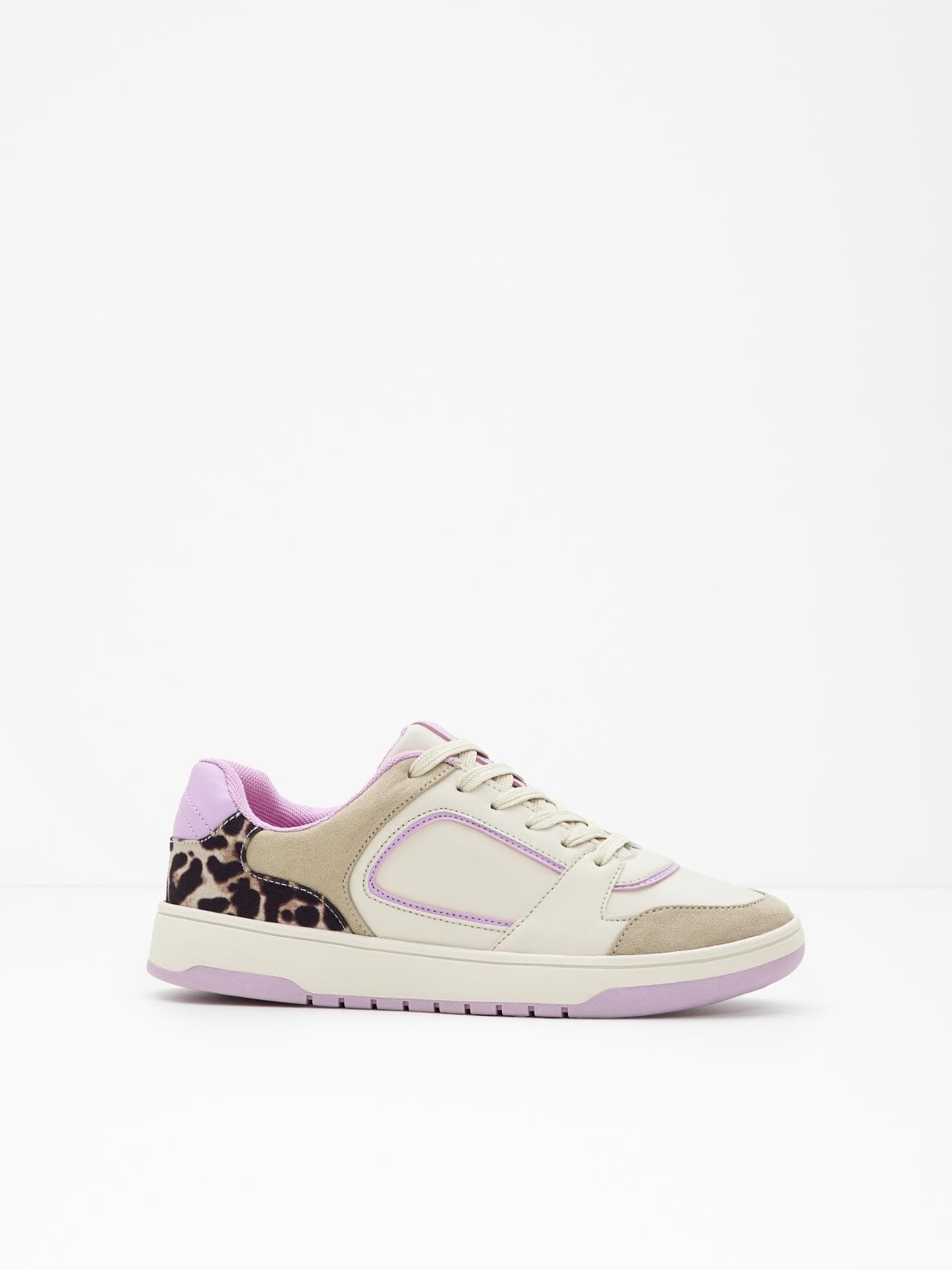 All in one! Der Sneaker von bonprix zeigt, wie die optimale Kombi aus Neutrals, Pastelltönen und Leo-Print funktioniert