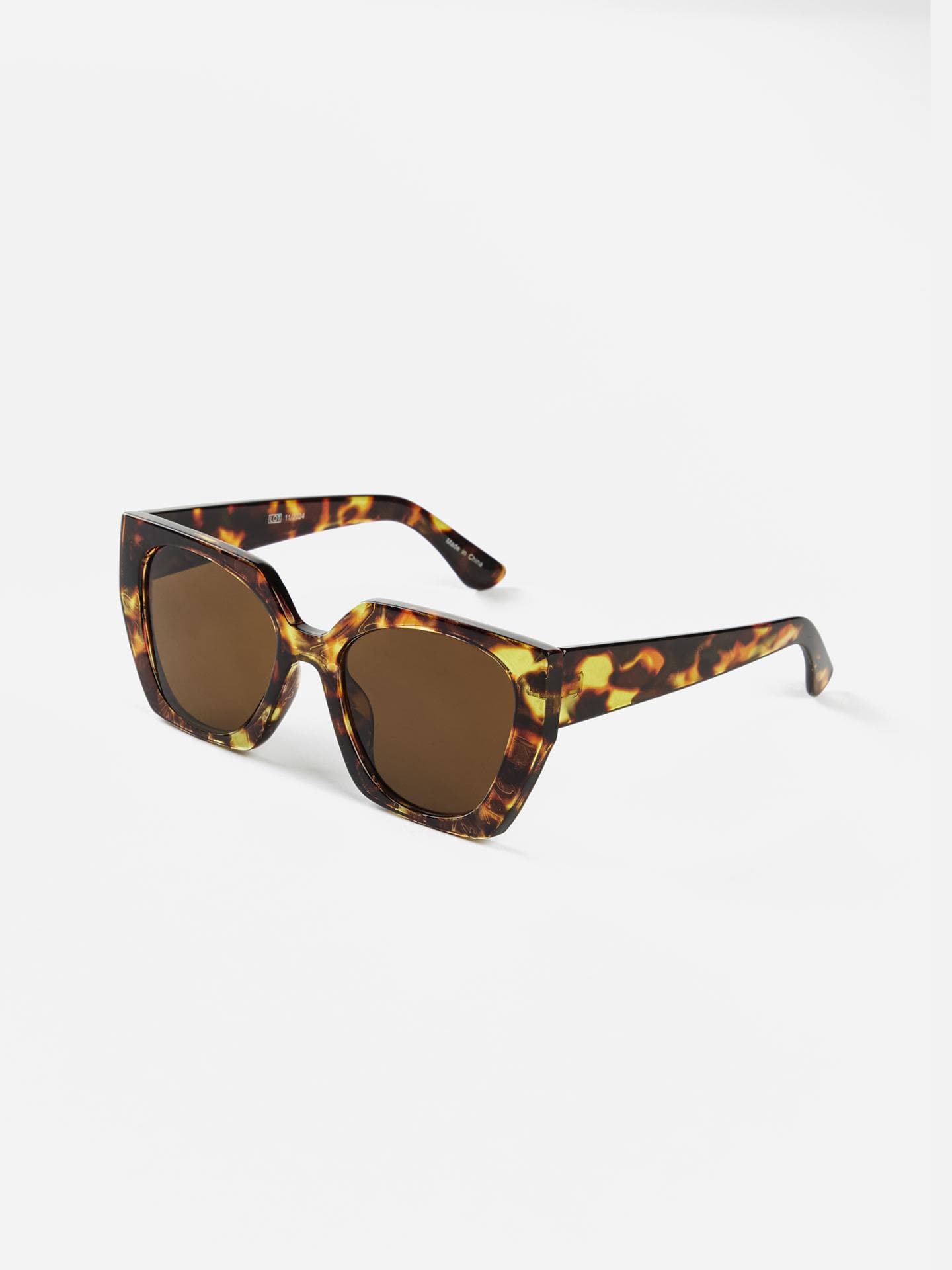 Seit jeher steht das Leoparden-Muster für Eleganz und Extravaganz. Beides verkörpert die Sonnenbrille in Cat-Eye-Form von bonprix. Dabei macht sie auch schlichte Looks zum Hingucker