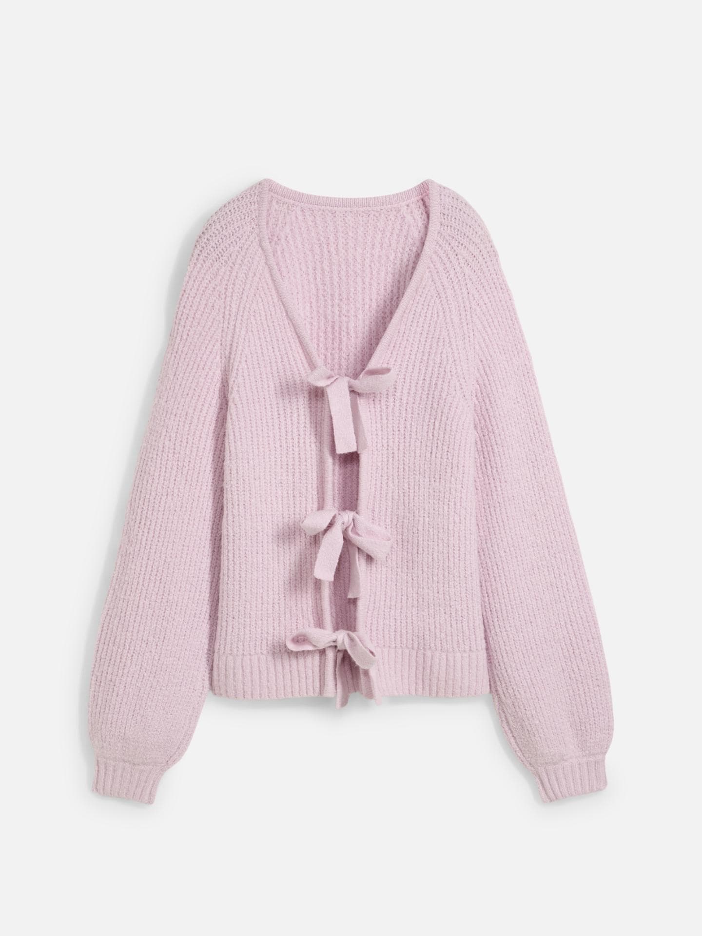 Mit dem rosa Pulli aus der „Sweet Leopard“-Linie würden wir am liebsten sofort anbändeln! Schließlich entzückt er uns direkt mit seiner raffiniert geschnürten Rückenpartie