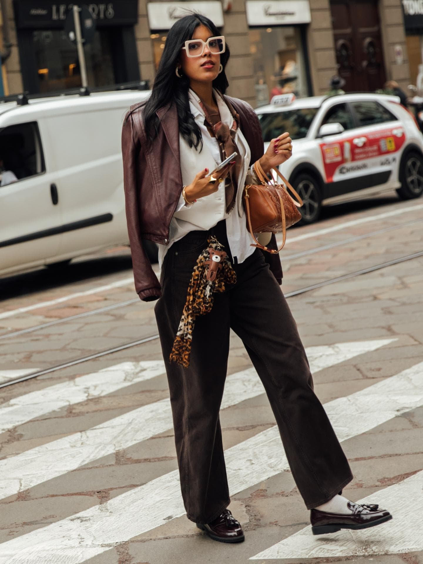 Frau in brauner Hose