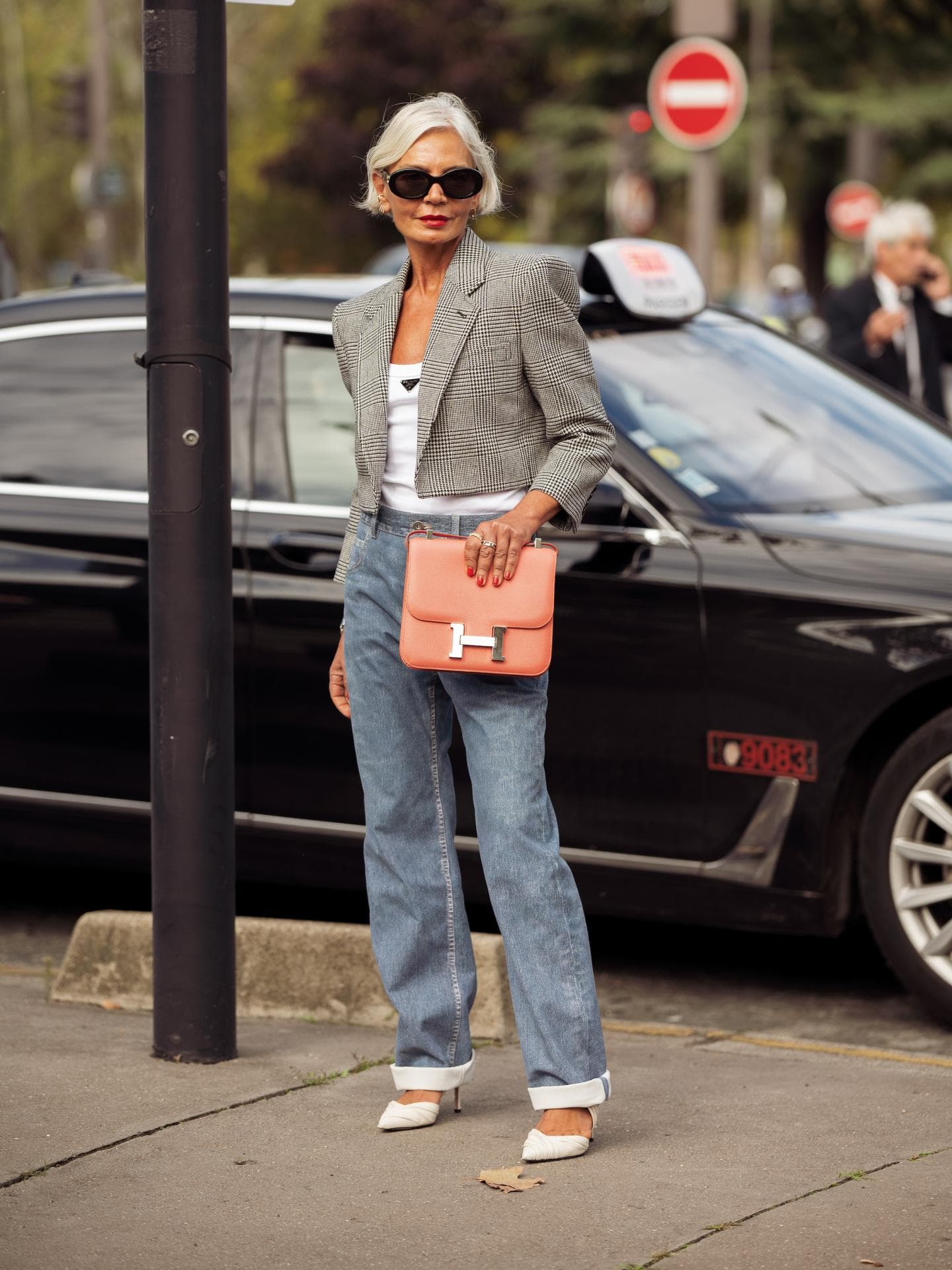 Jeans für Frauen ab 60 Frau trägt eine Jeans mit geradem Bein und cropped Blazer