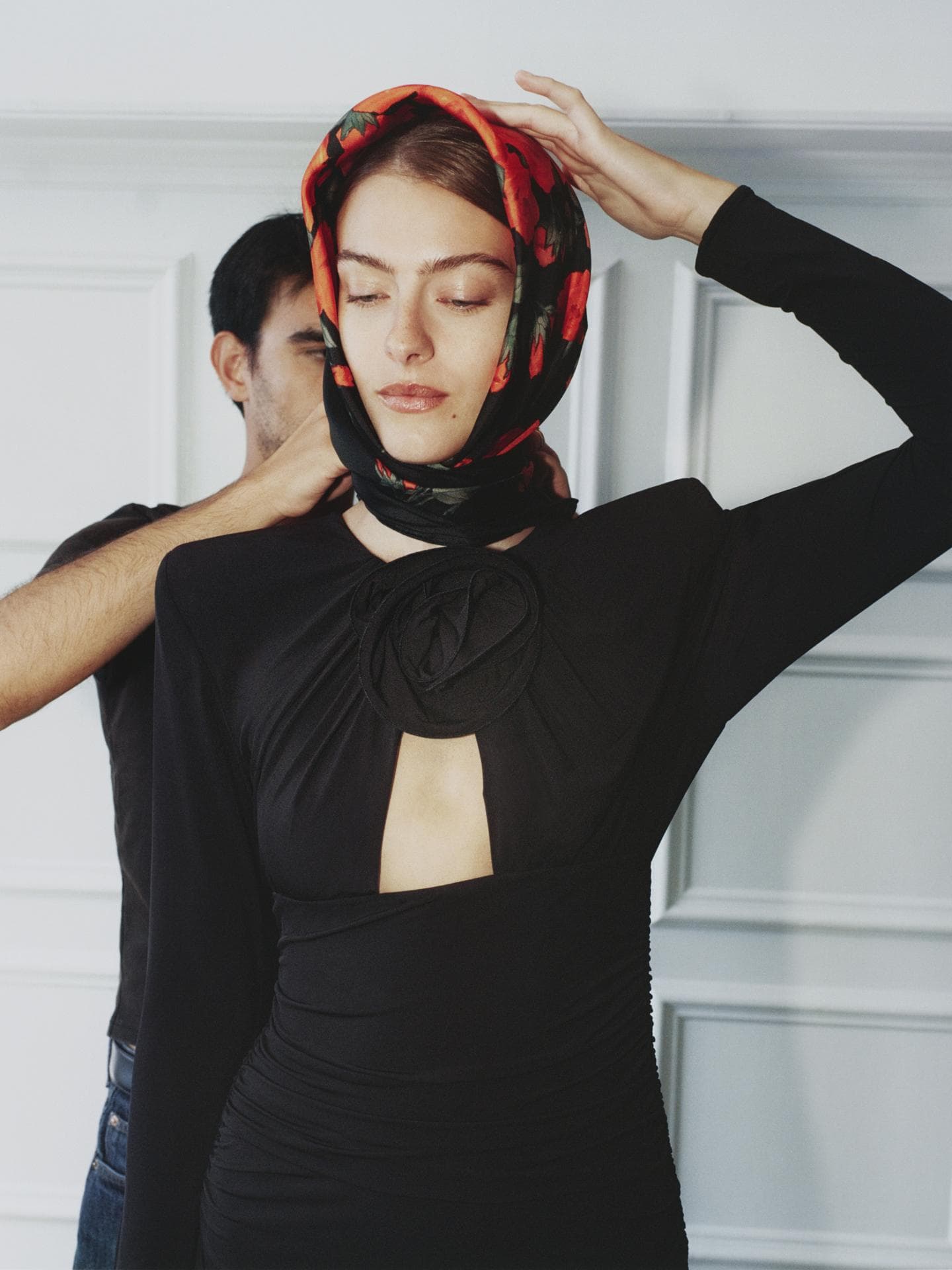 H&M x Magda Butrym: Alles über die Designer-Kollaboration Shwarzes Kleid