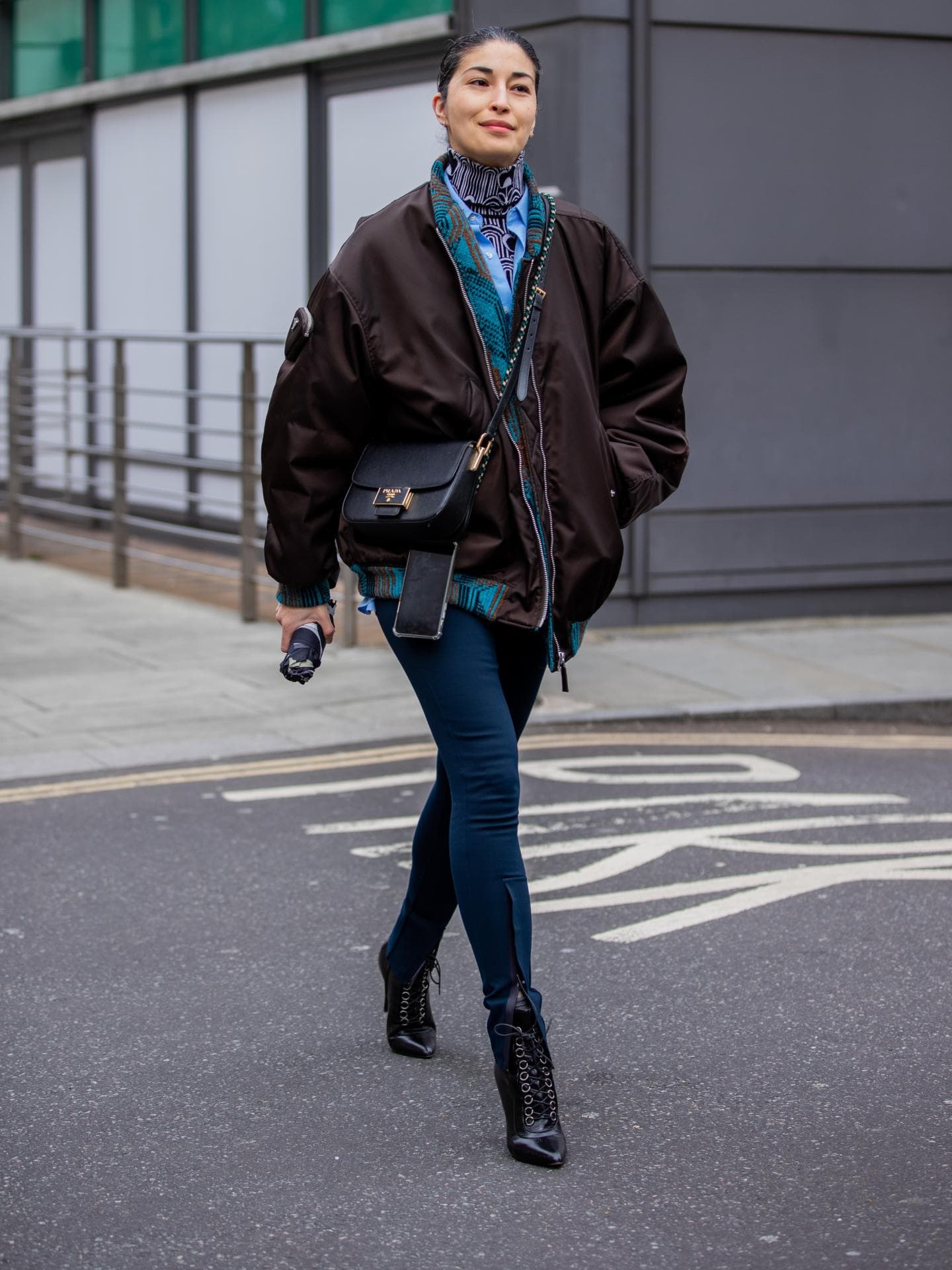 Skinny Jeans zur Bomberjacke