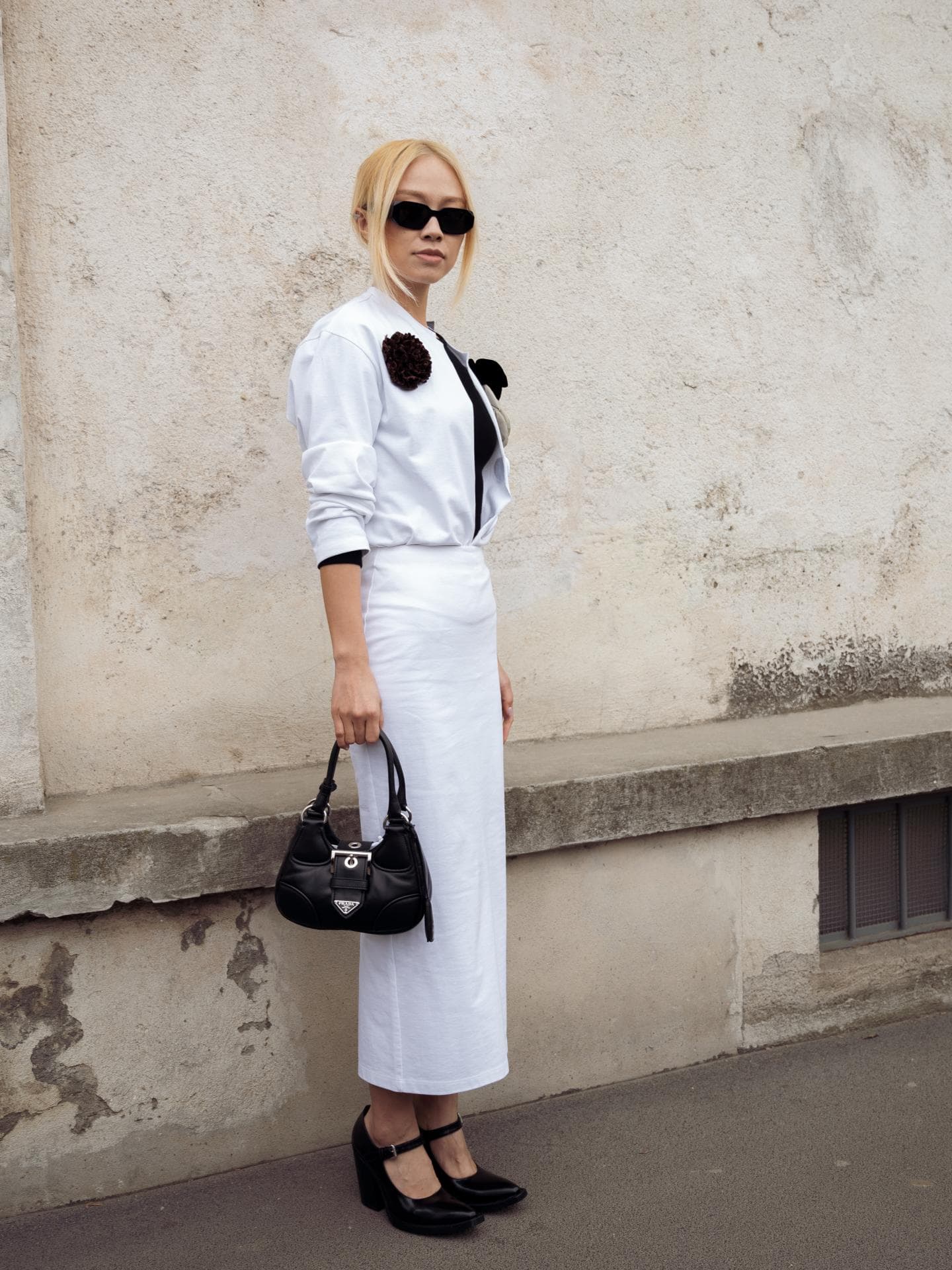 Weißen Rock kombinieren Eine Frau trägt einen weißen Rock in Maxilänge