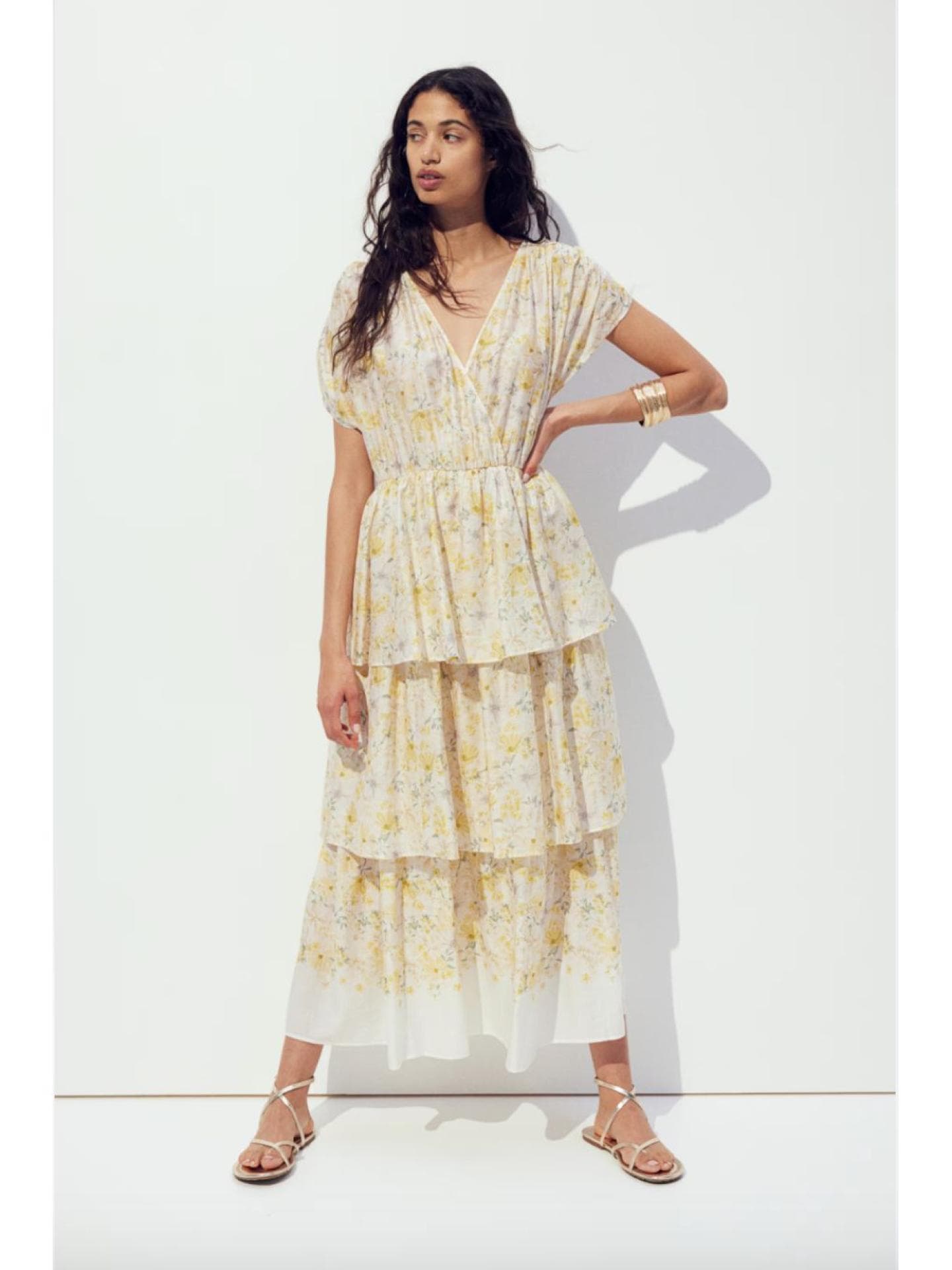 Gelbes Stufenkleid mit floralen Mustern von H&M