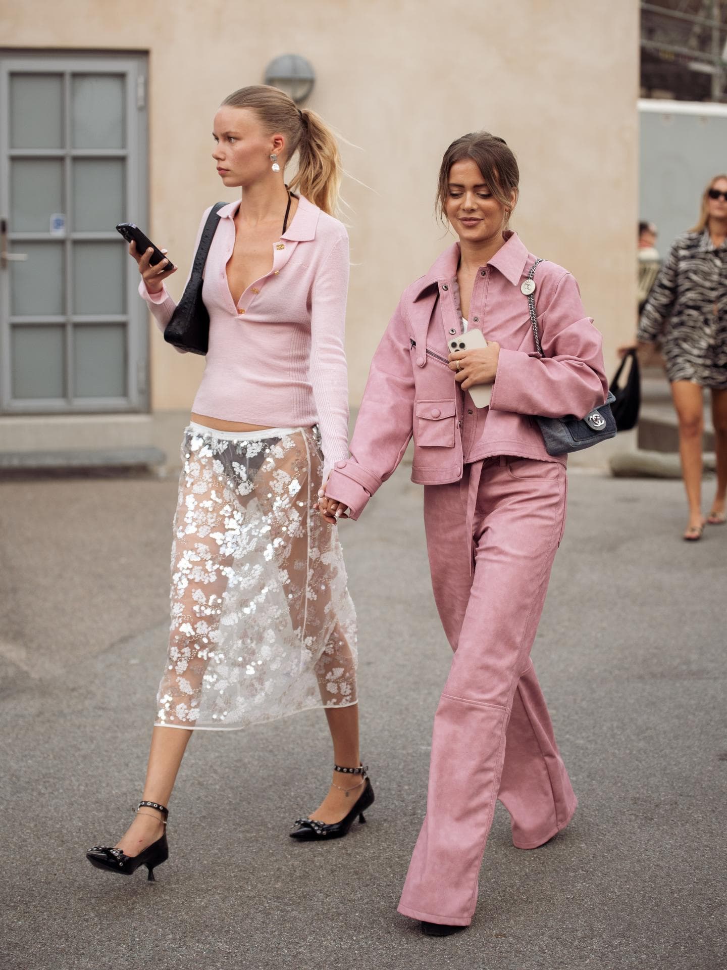 Zwei Frauen in rosafarbenen Looks