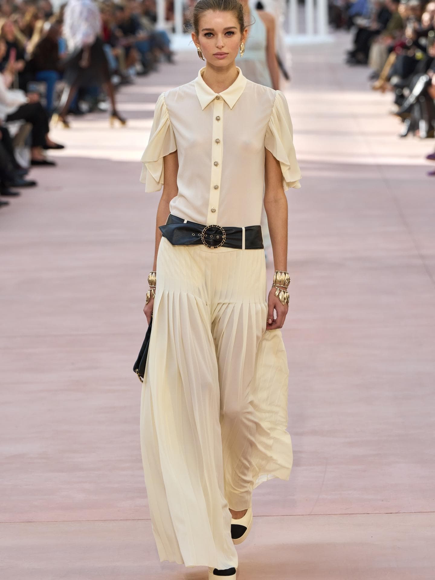 3 Mode-Trends vom Runway, die wir jetzt beim H&M shoppen Look in Buttermilchgelb