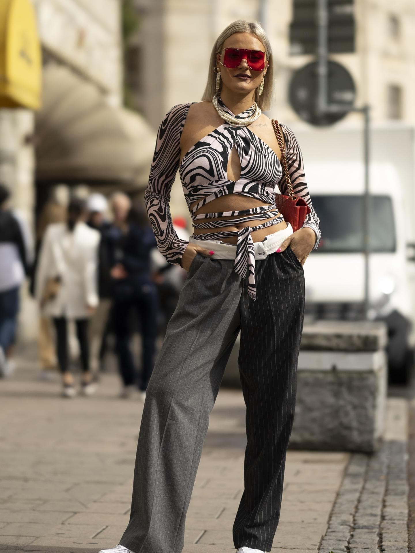 Frau mit Nadelstreifen Hose und Oberteil