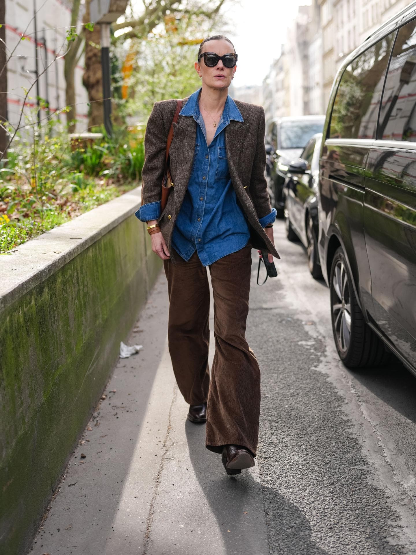 Jeanshemd zum Hosenanzug stylen