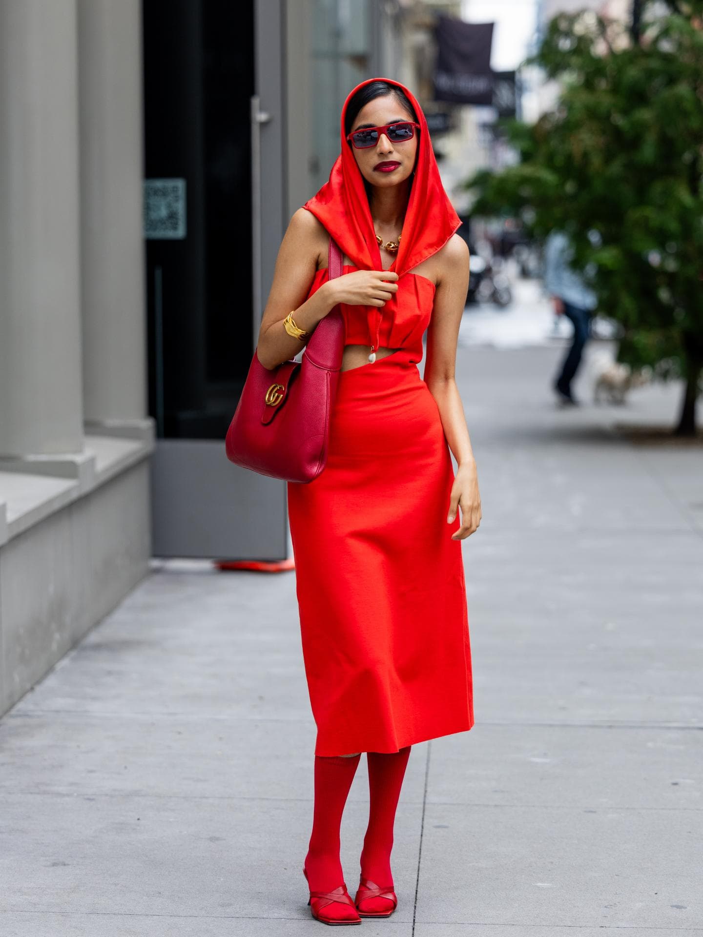 Rote Socken in Sandalen