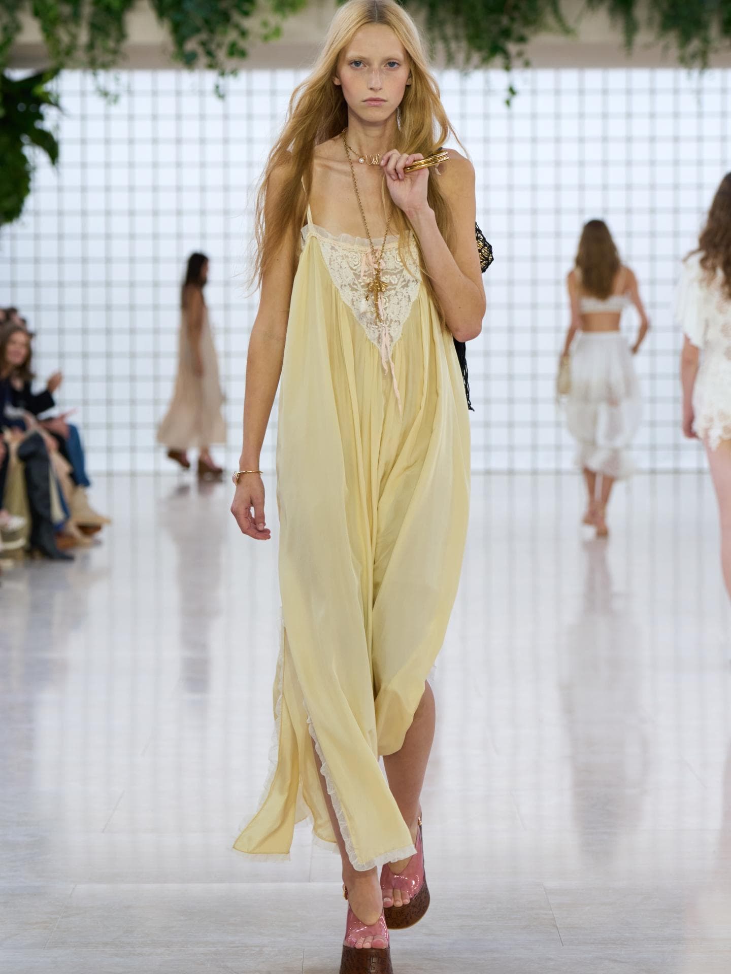 Buttermilchgelbes Kleid