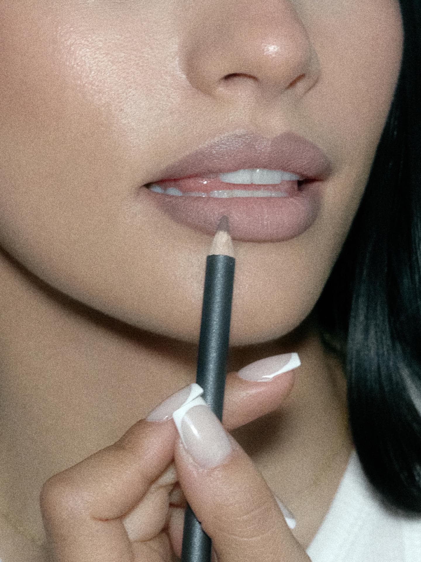 Ivana trägt den "Stone" Lipliner auf 