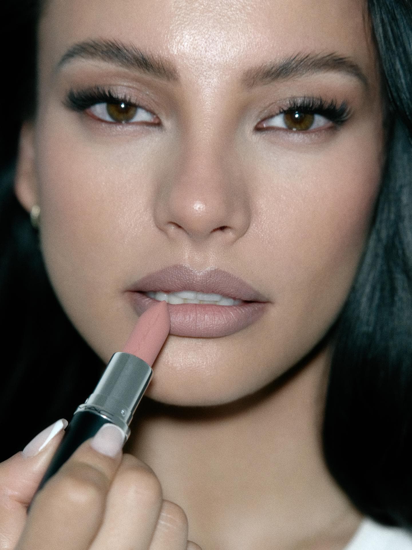 Ivana trägt den "Honey Love" Lippenstift auf