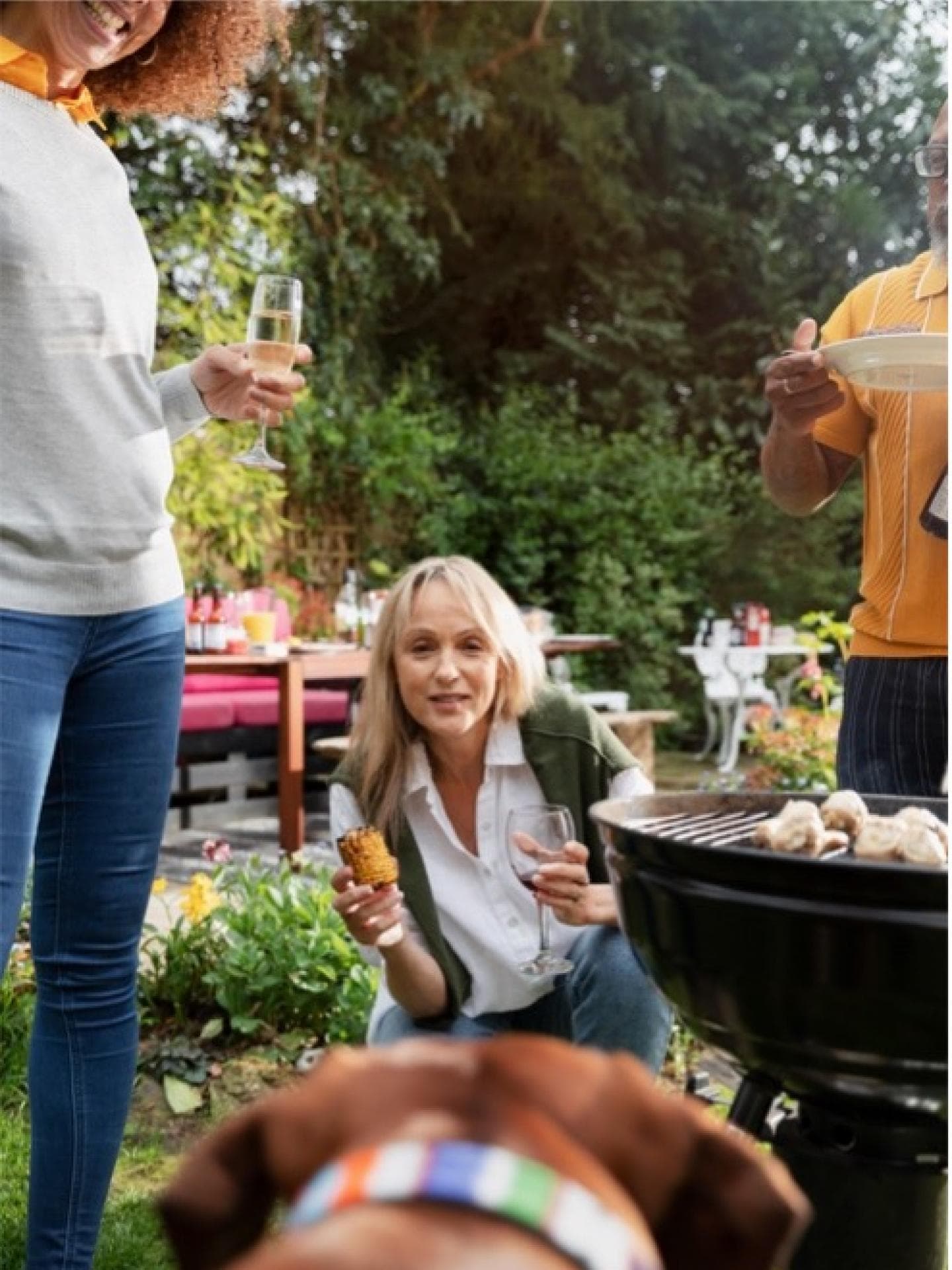 Eine Familie grillt zusammen