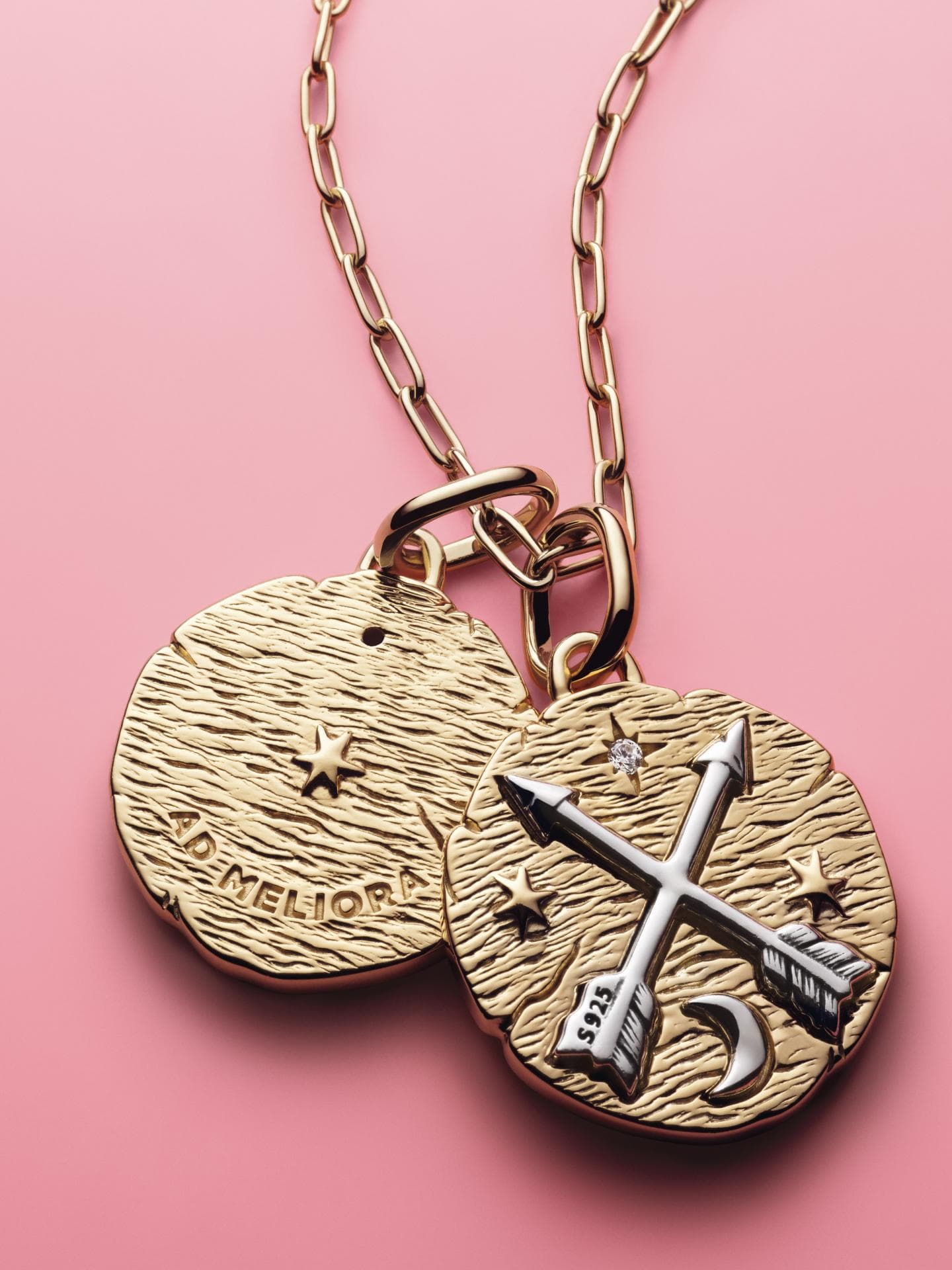 „Ad Meliora“ („Hin zu besseren Dingen“) steht auf dem Charm „Crossing Arrows“. Die gekreuzten Pfeile stehen für eine Reise bzw. zwei Wege, die sich treffen – vielleicht ein Symbol für eine neue Freundschaft?