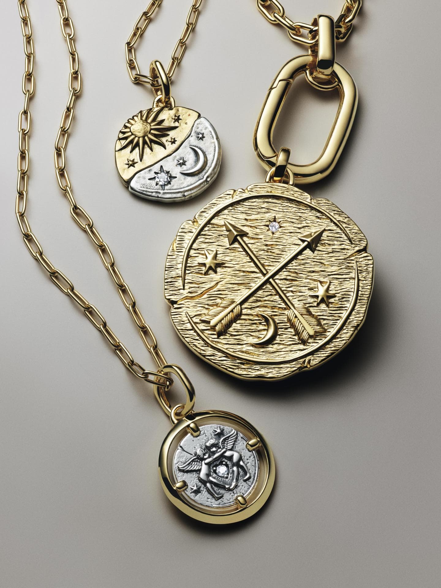 Die Kollektion besteht aus Sterlingsilber, 14-karätiger Vergoldung und Schmuckstücken in Bicolor-Optik.