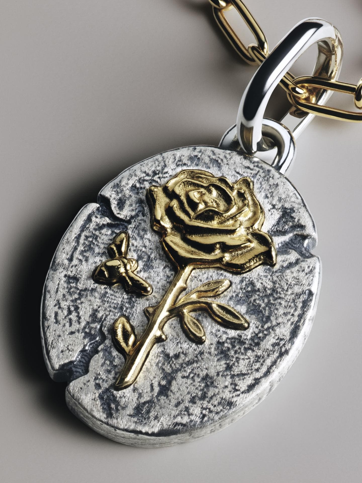 „Rosa Inter Spinas Crescit“ („Die Rose blüht unter Dornen“) – stellvertretend für Liebe in ihrer reinsten Form, Stärke und Durchhaltevermögen.