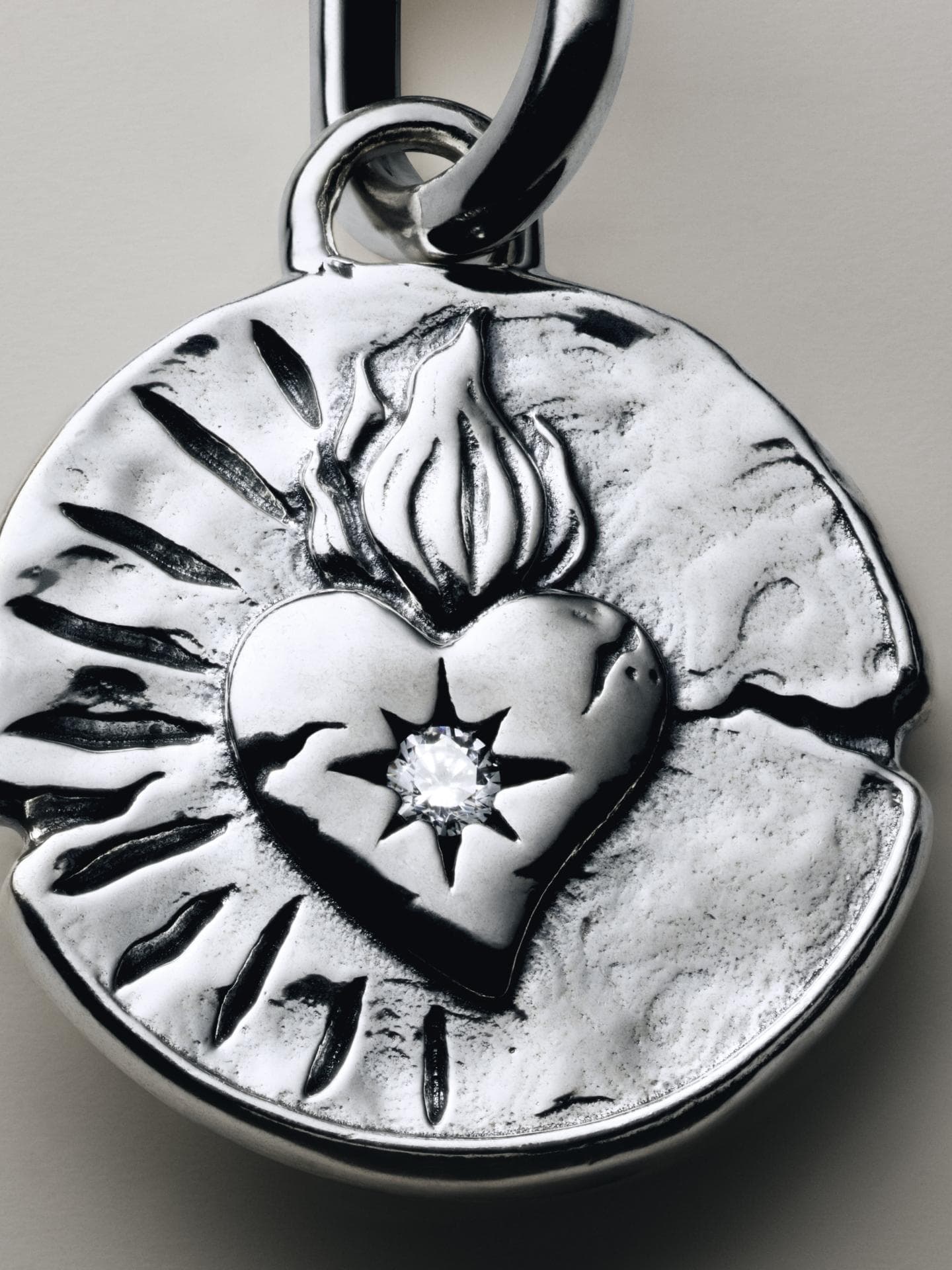 Wie passend: Auf dem Herz-Charm steht „Amor Vincit Omnia“ („Die Liebe besiegt alles“).