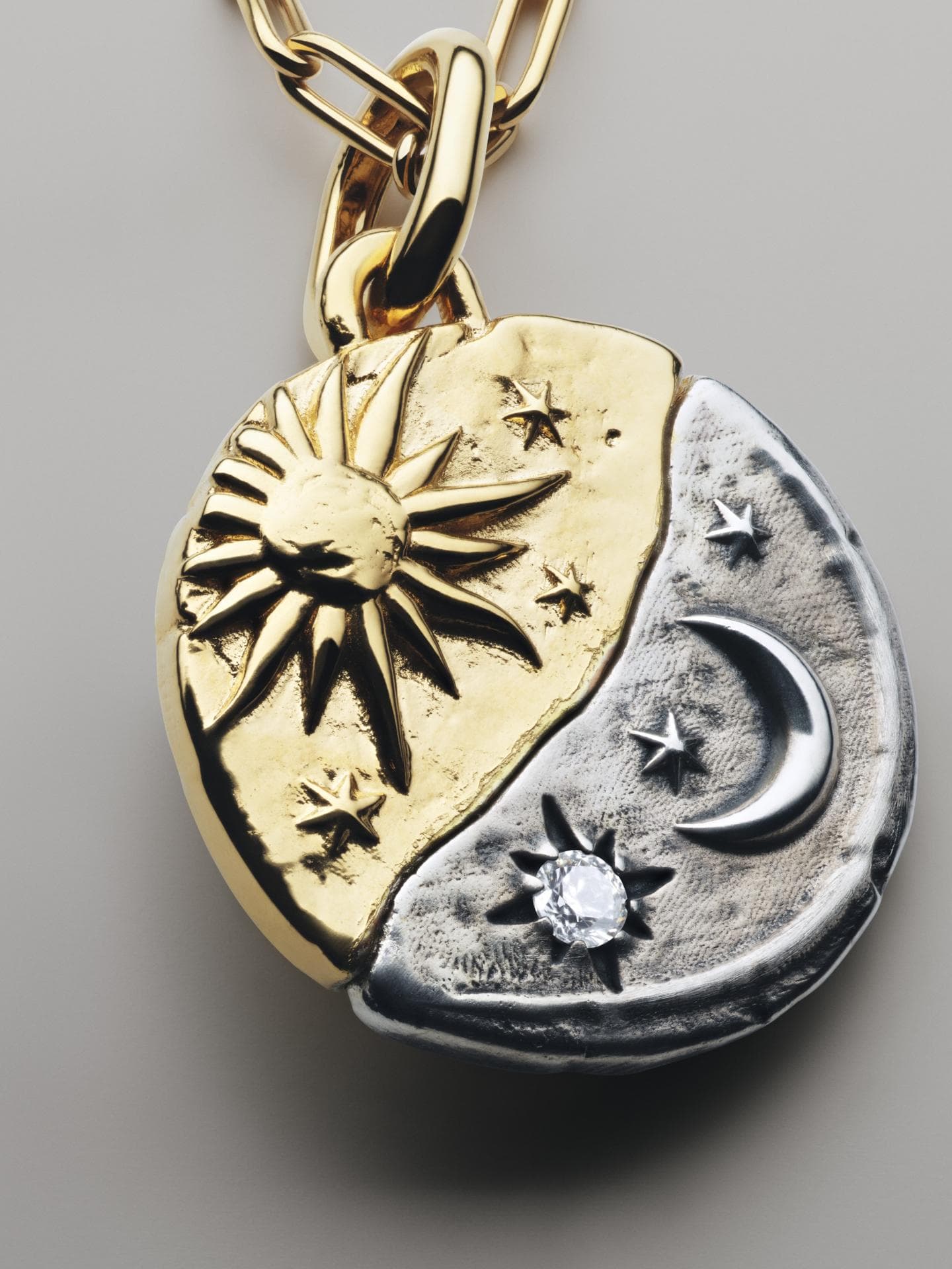 Alles ist Balance – daran soll der Charm „Sun & Moon“ mit der Inschrift „Per Aspera Ad Astra“ („Durch Herausforderungen zu den Sternen“) erinnern.