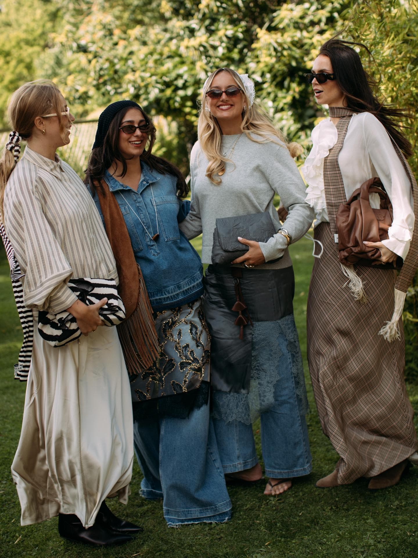 Scandi Style trifft French Chic: Dieser Mode-Trend vereint jetzt beide Stile Vier stylische Frauen