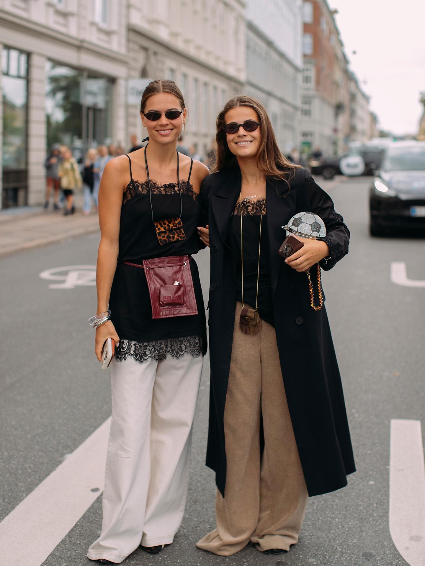 Scandi Style trifft French Chic: Dieser Mode-Trend vereint jetzt beide Stile Zwei modische Frauen
