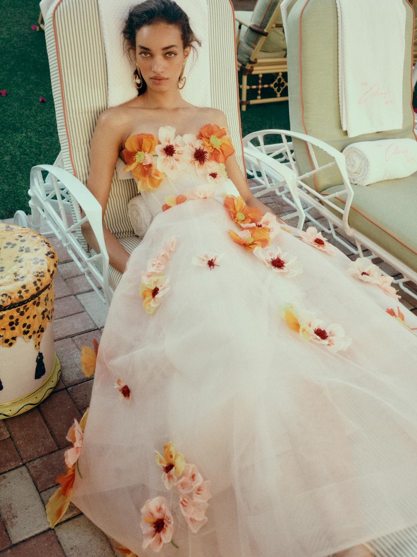 Parfum-Trend Frau im Blumenkleid