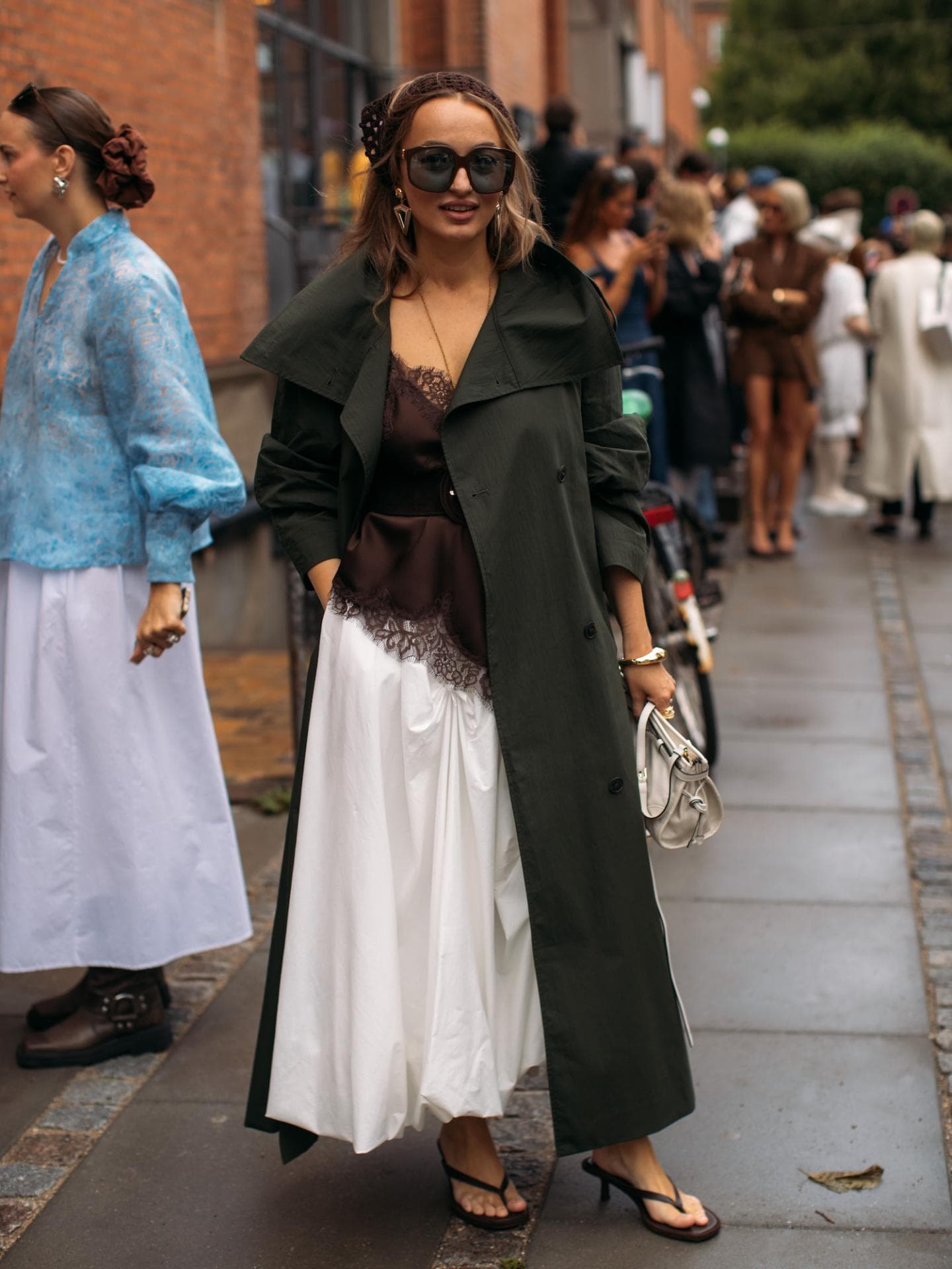 Spitzentop und Trenchcoat Streetstyle