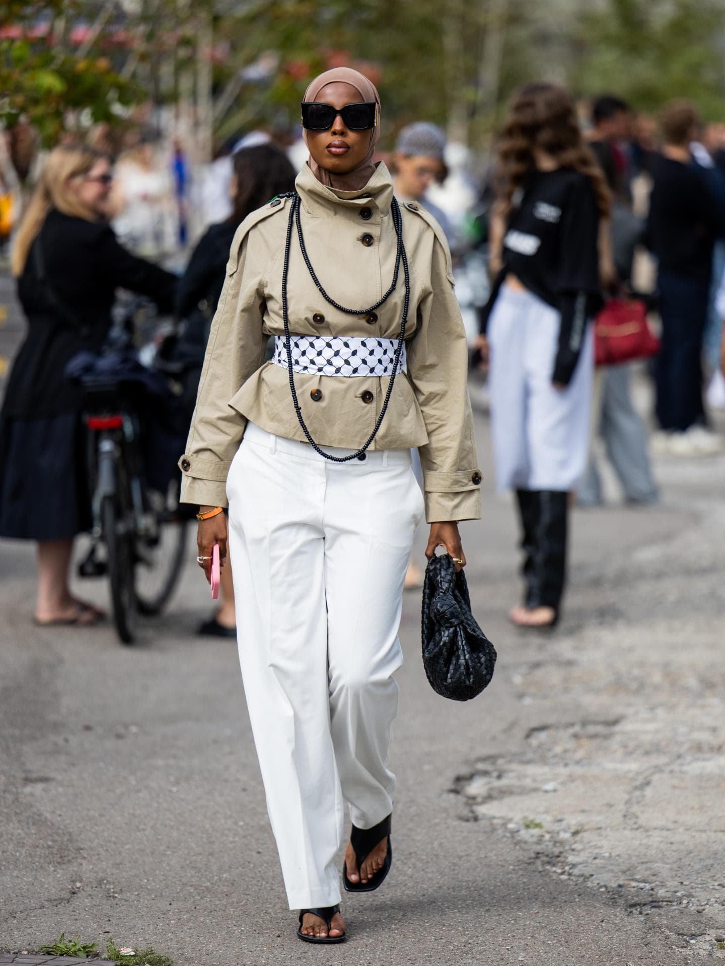 Funnel-Neck-Jacke gestylt