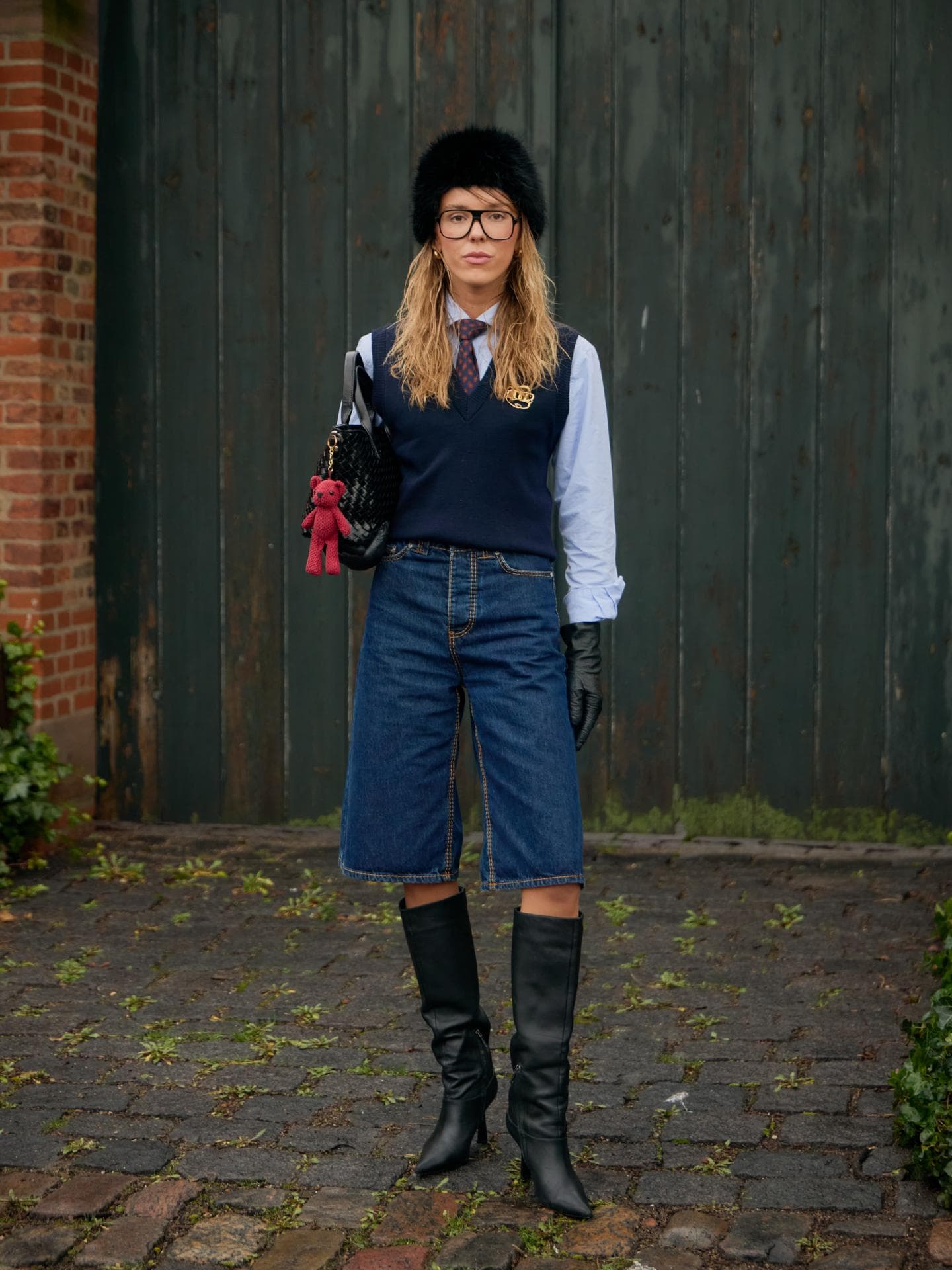 Bermuda-Shorts und kniehohe Stiefel sind im Herbst 2025 fashion-approved