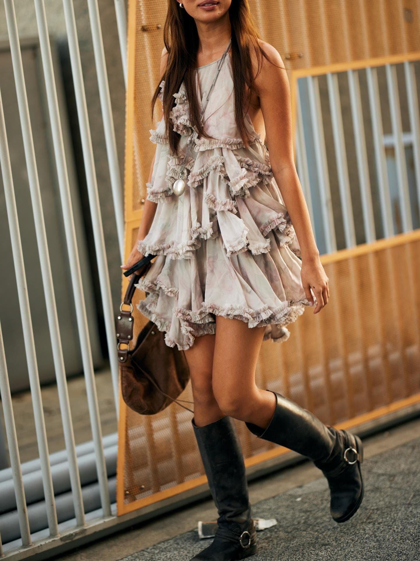 Stiefel-Trends 2025: 3 Biker Boots, die im Herbst jeden Look edgy machen Frau mit Stiefeln