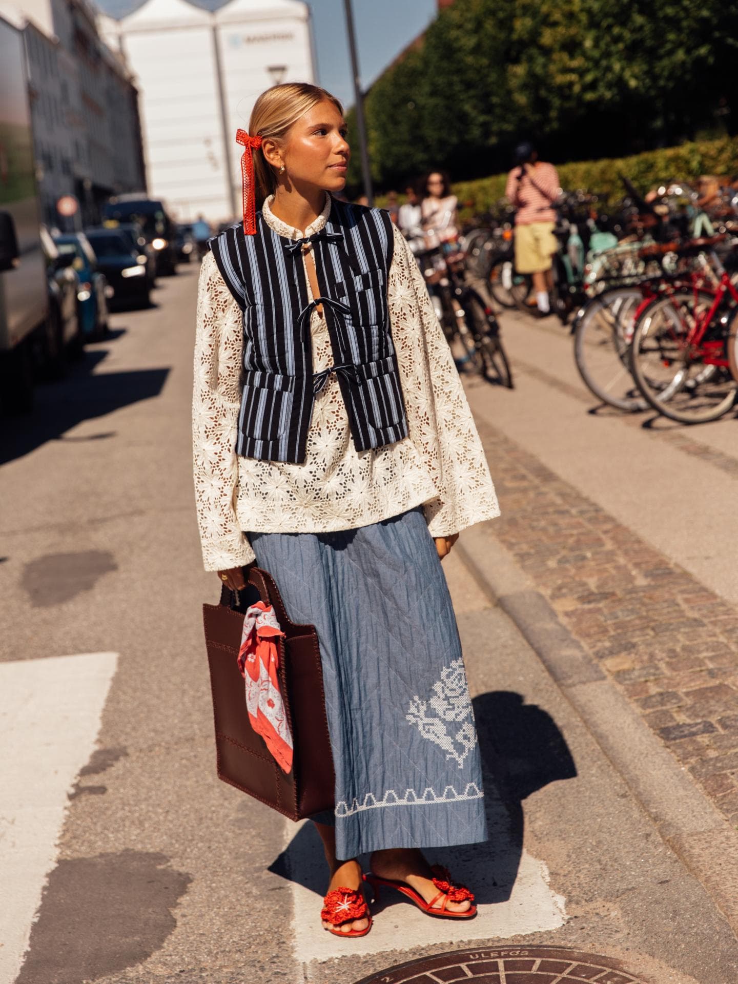 Frau in Weste