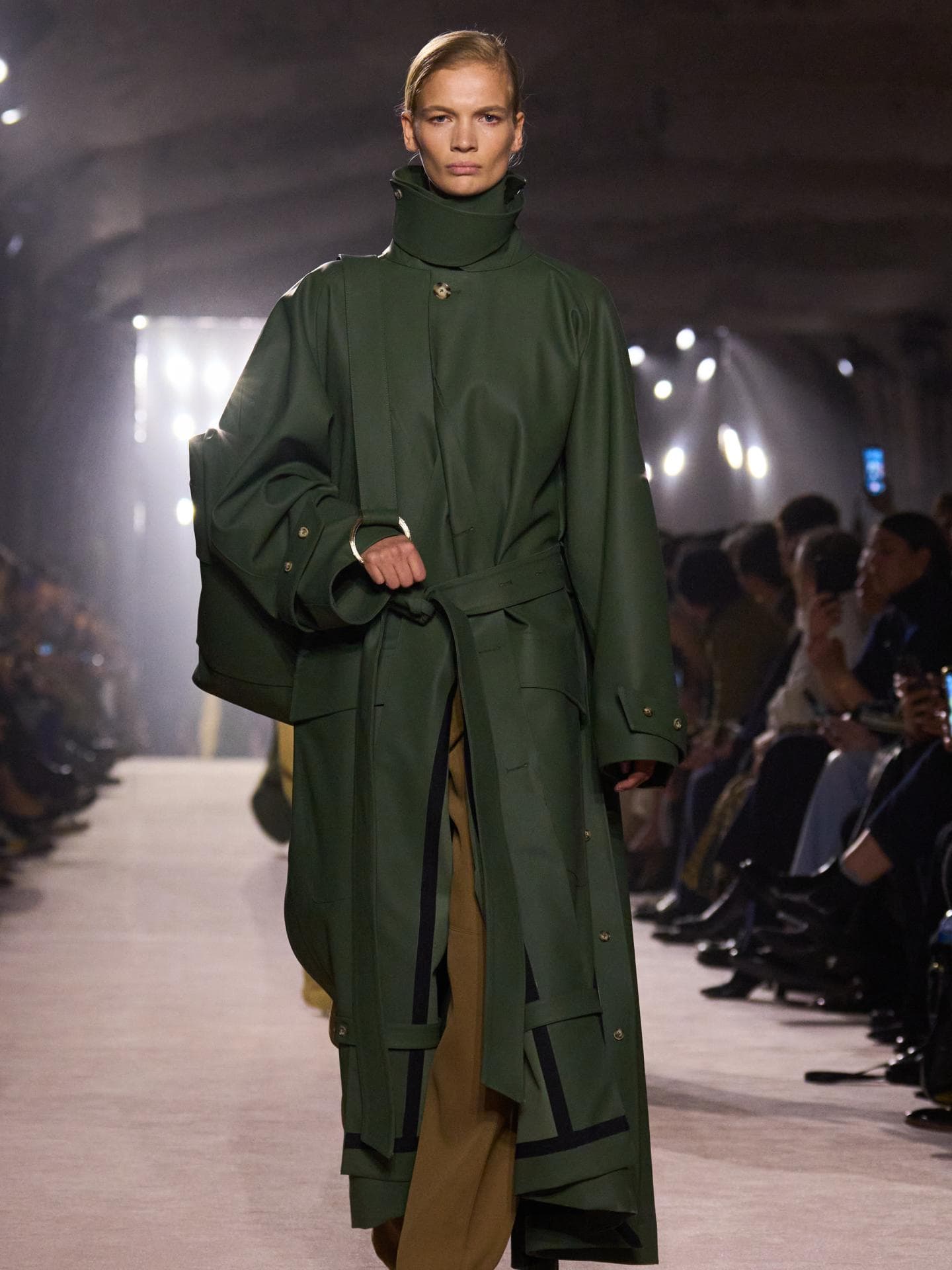 Mantel-Trends Funnel Neck Mantel