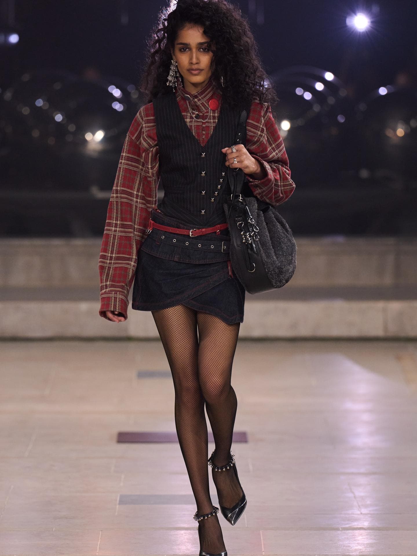 Ein Klassiker feiert sein Comeback: Das Karomuster. Es dominiert die Laufstege mit Stil und Finesse. Namenhafte Marken wie Louis Vuitton, Acne Studios und Isabel Marant setzen in ihren neuesten Kollektionen auf das traditionelle Muster. Besonders in klassischem Schwarz und Rot erstrahlt es in neuer Pracht und sorgt für zeitlose Eleganz. Egal, ob du für ein traditionelles Flanell-Shirt oder einen eleganten Mantel entscheidest – das Karomuster ist vielseitig und kann sowohl leger als auch chic gestylt werden. Probier dich aus mit verschiedenen Karo-Variationen, um deinem Look eine persönliche Note zu verleihen. Isabel Marant